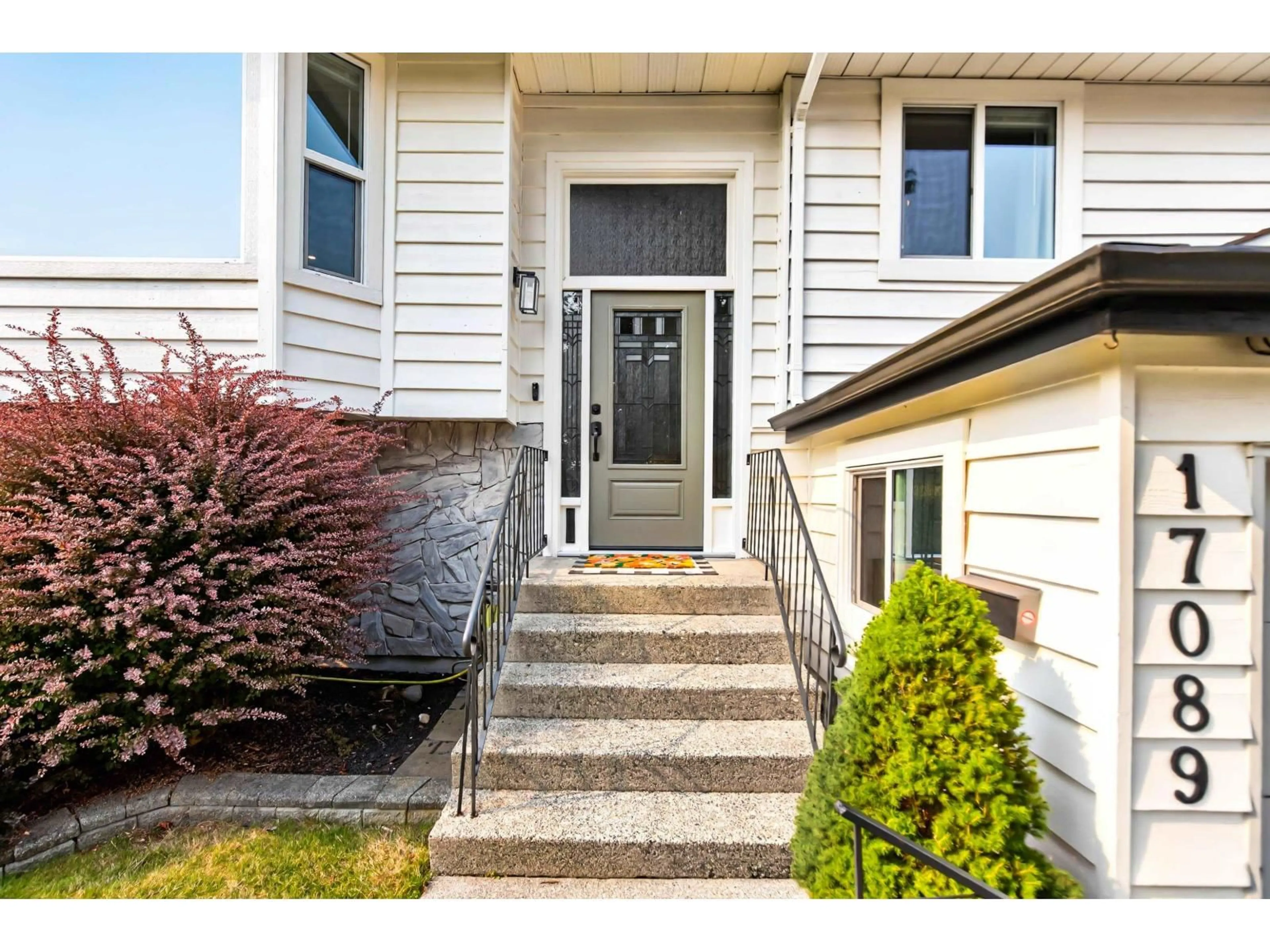 Indoor entryway for 17089 60A AVENUE, Surrey British Columbia V3S6A7