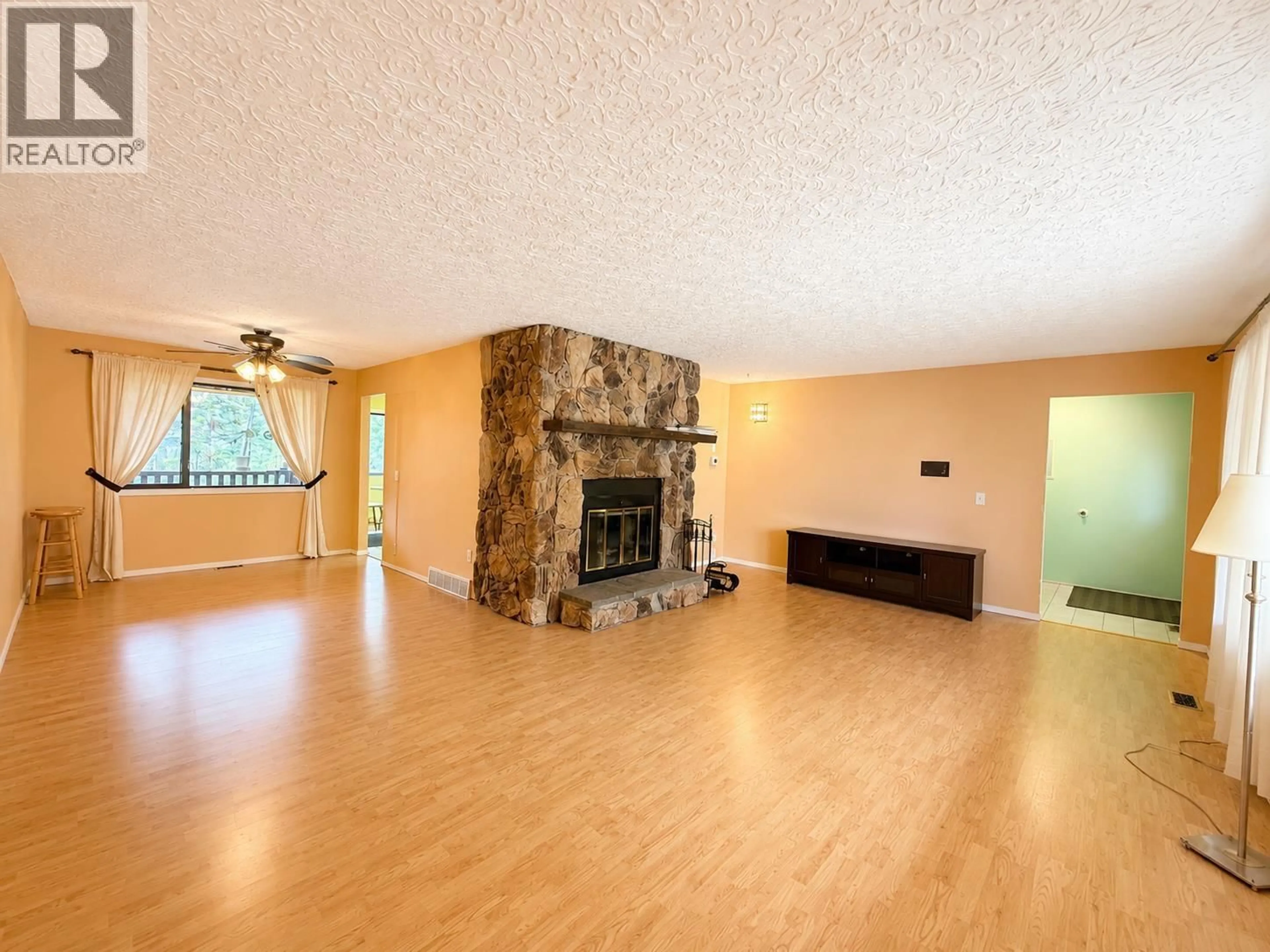 Living room with furniture, wood/laminate floor for 816 ROBERTS DRIVE, Esler / Dog Creek British Columbia V2G3K8