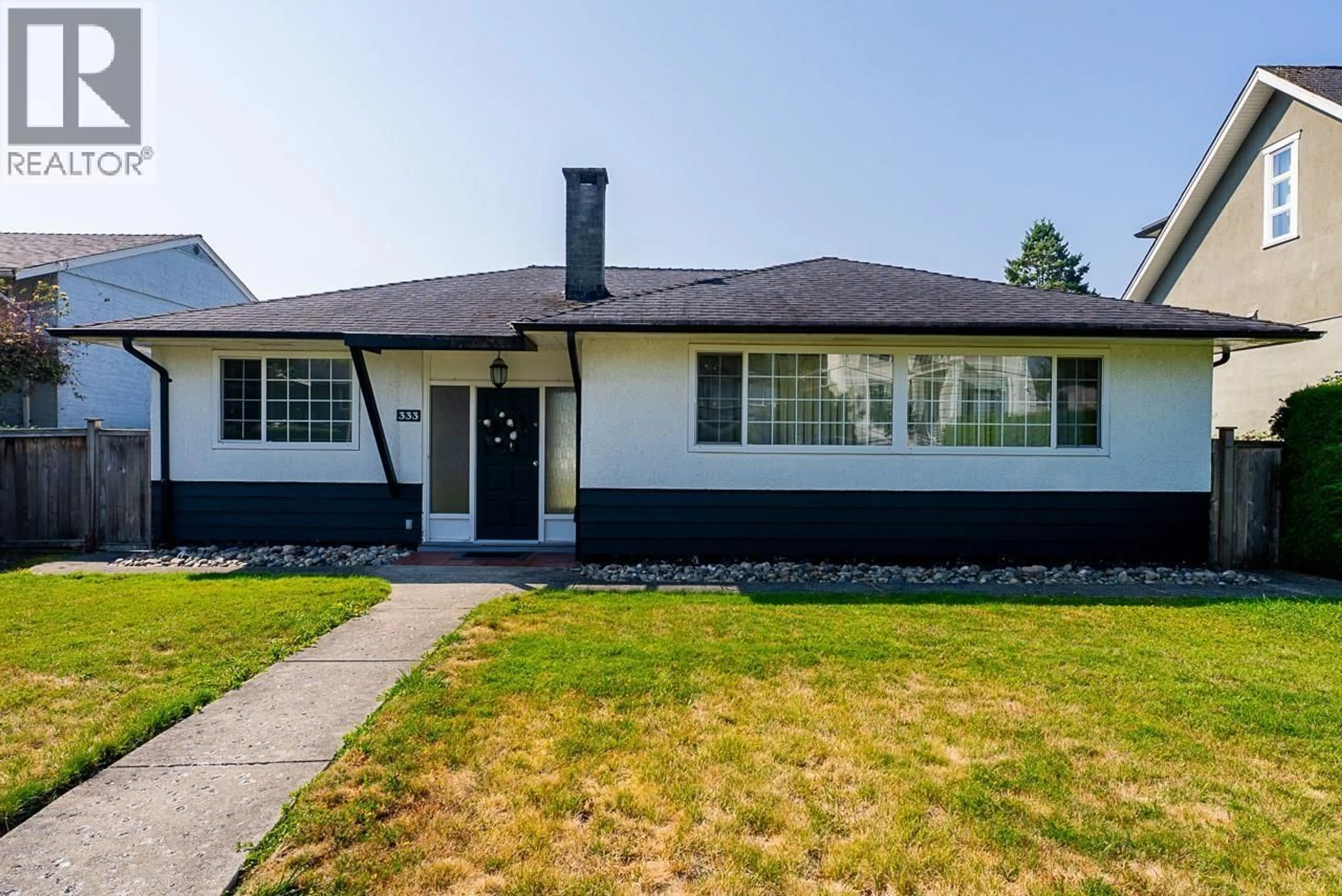 Home with vinyl exterior material, street for 333 21 STREET, North Vancouver British Columbia V7L3B9