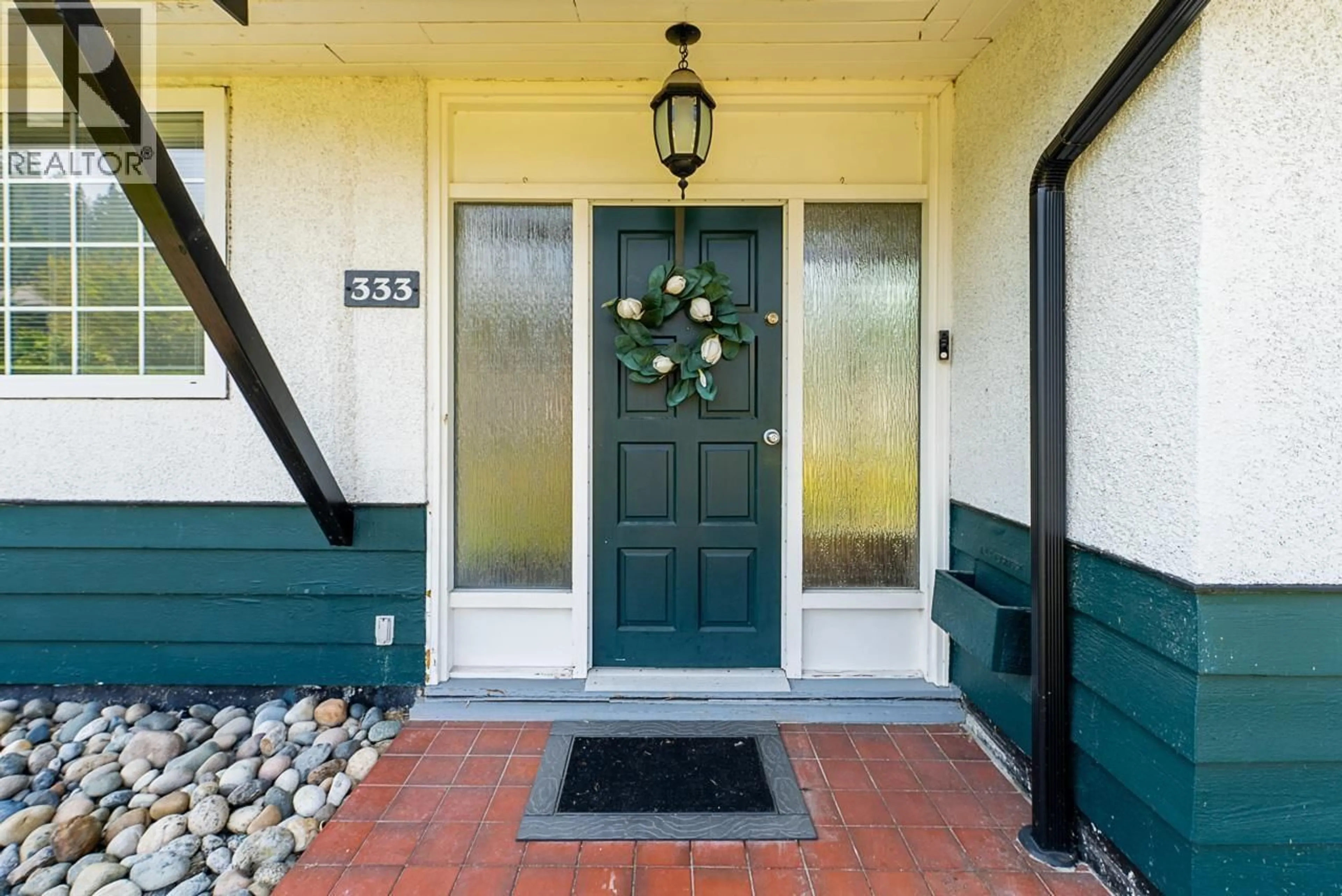 Indoor entryway for 333 21 STREET, North Vancouver British Columbia V7L3B9