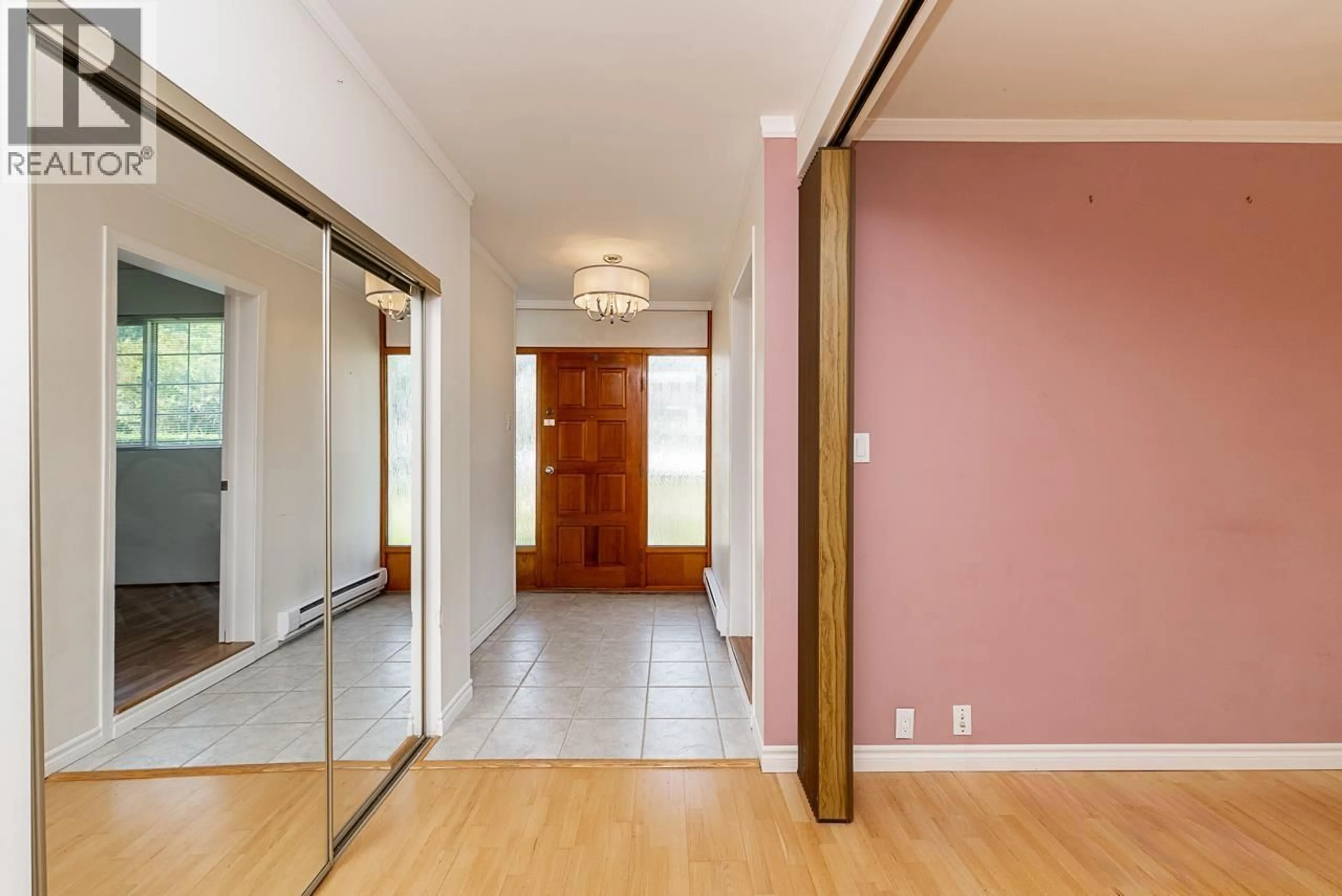 Indoor entryway for 333 21 STREET, North Vancouver British Columbia V7L3B9
