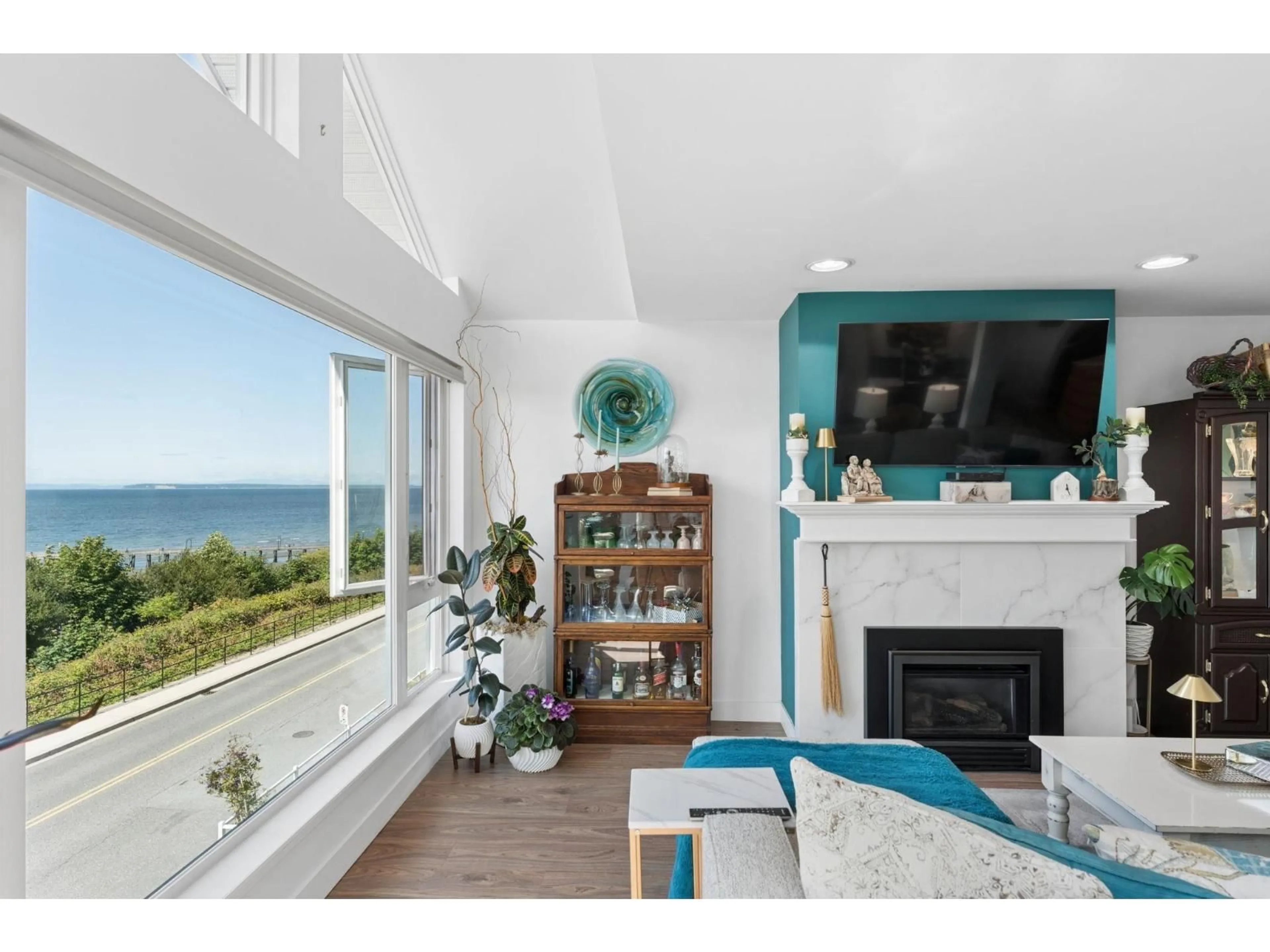 Living room with furniture, unknown for 202 - 15165 MARINE DRIVE, White Rock British Columbia V4B1C5