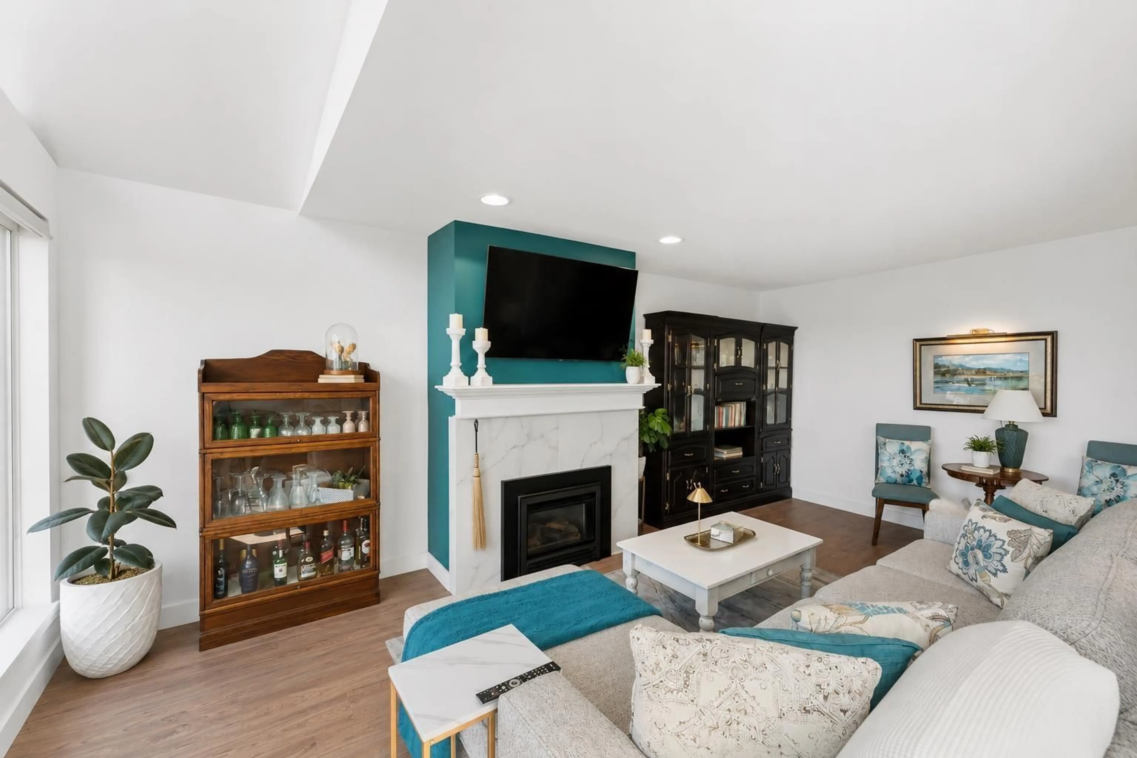 Living room with furniture, unknown for 202 - 15165 MARINE DRIVE, White Rock British Columbia V4B1C5