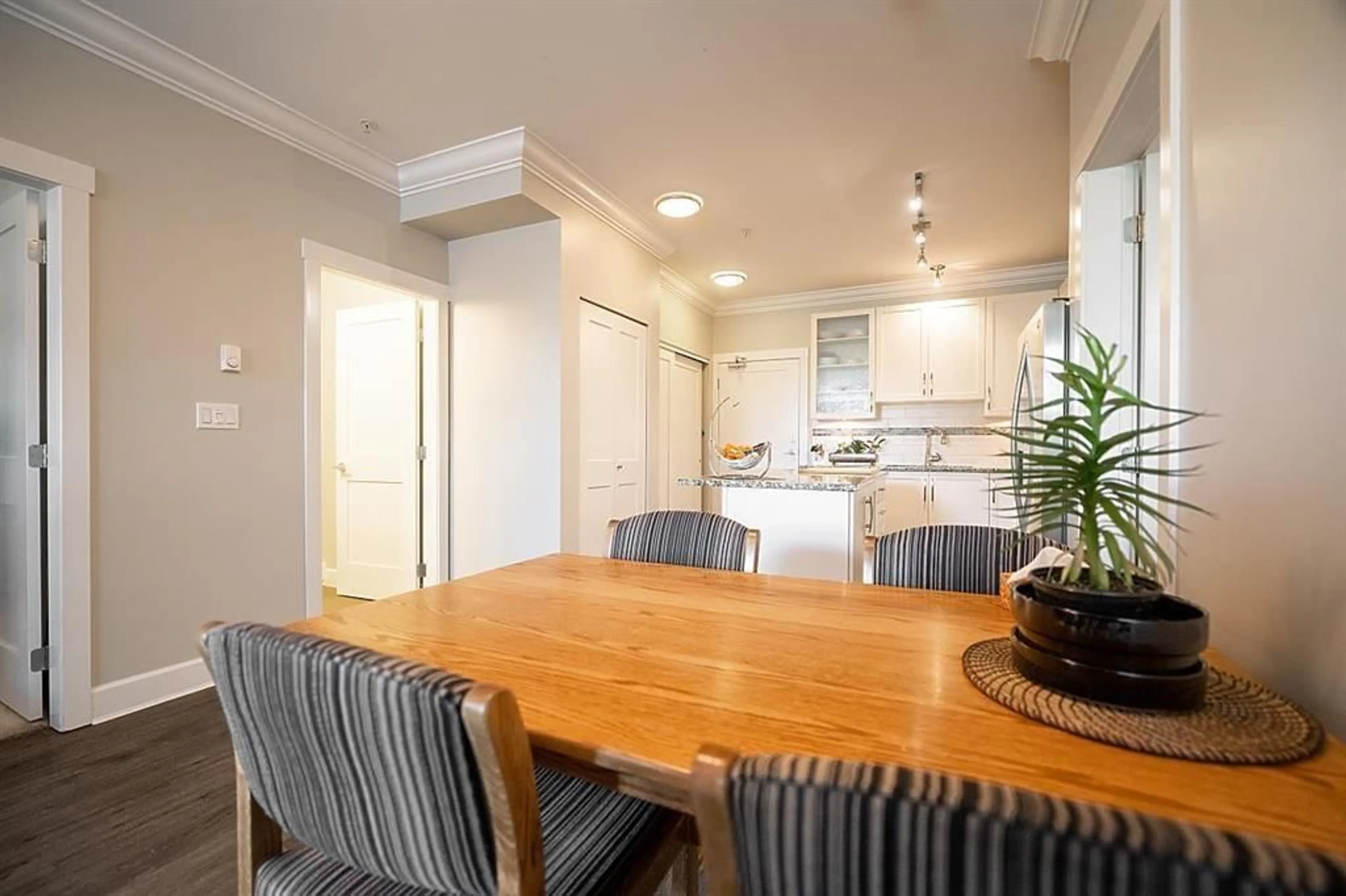 Dining room, wood/laminate floor for 116 - 20861 83 AVENUE, Langley British Columbia V2Y0M8