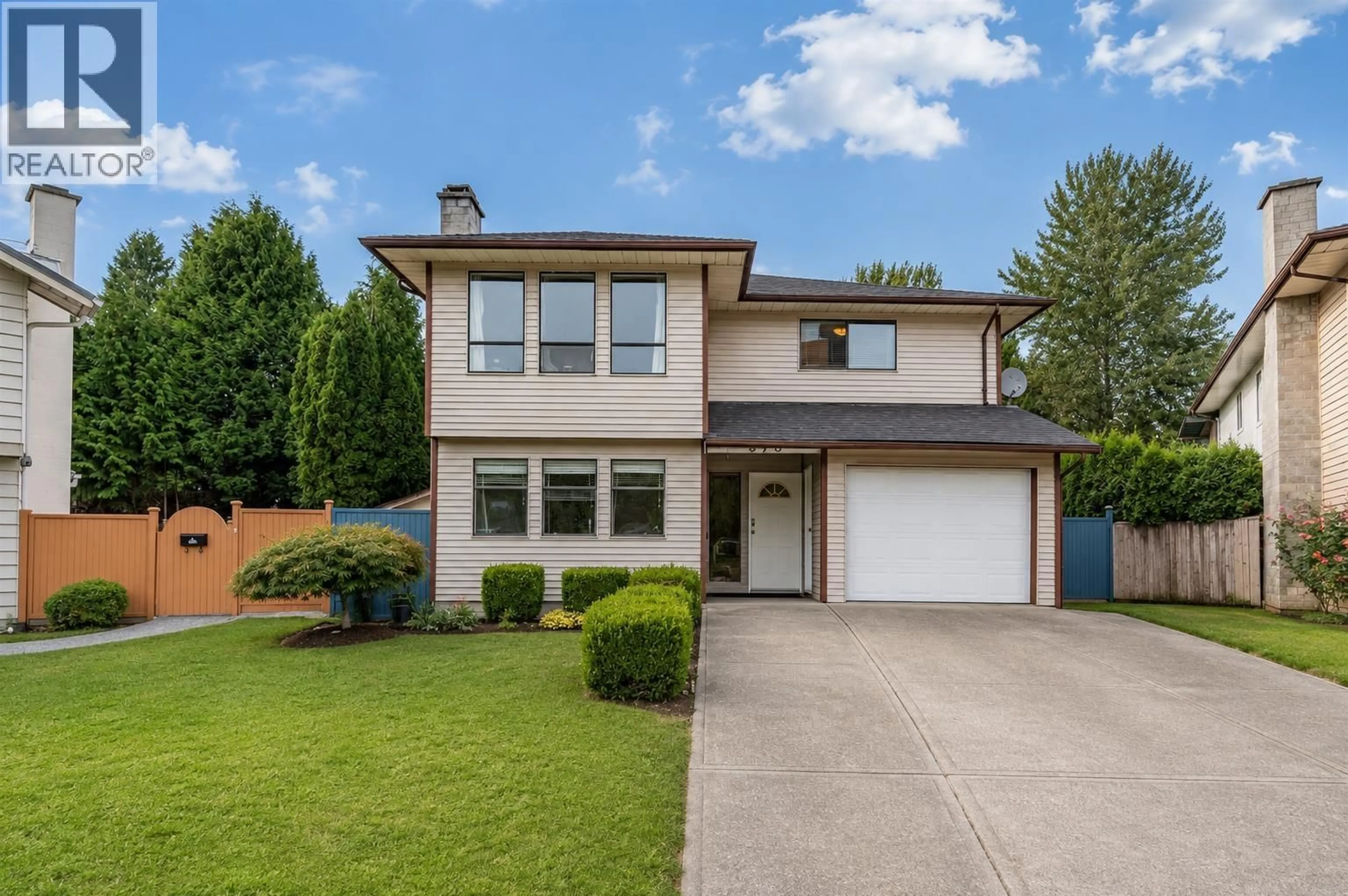 Home with vinyl exterior material, street for 976 HOSMER COURT, Coquitlam British Columbia V3C4T8