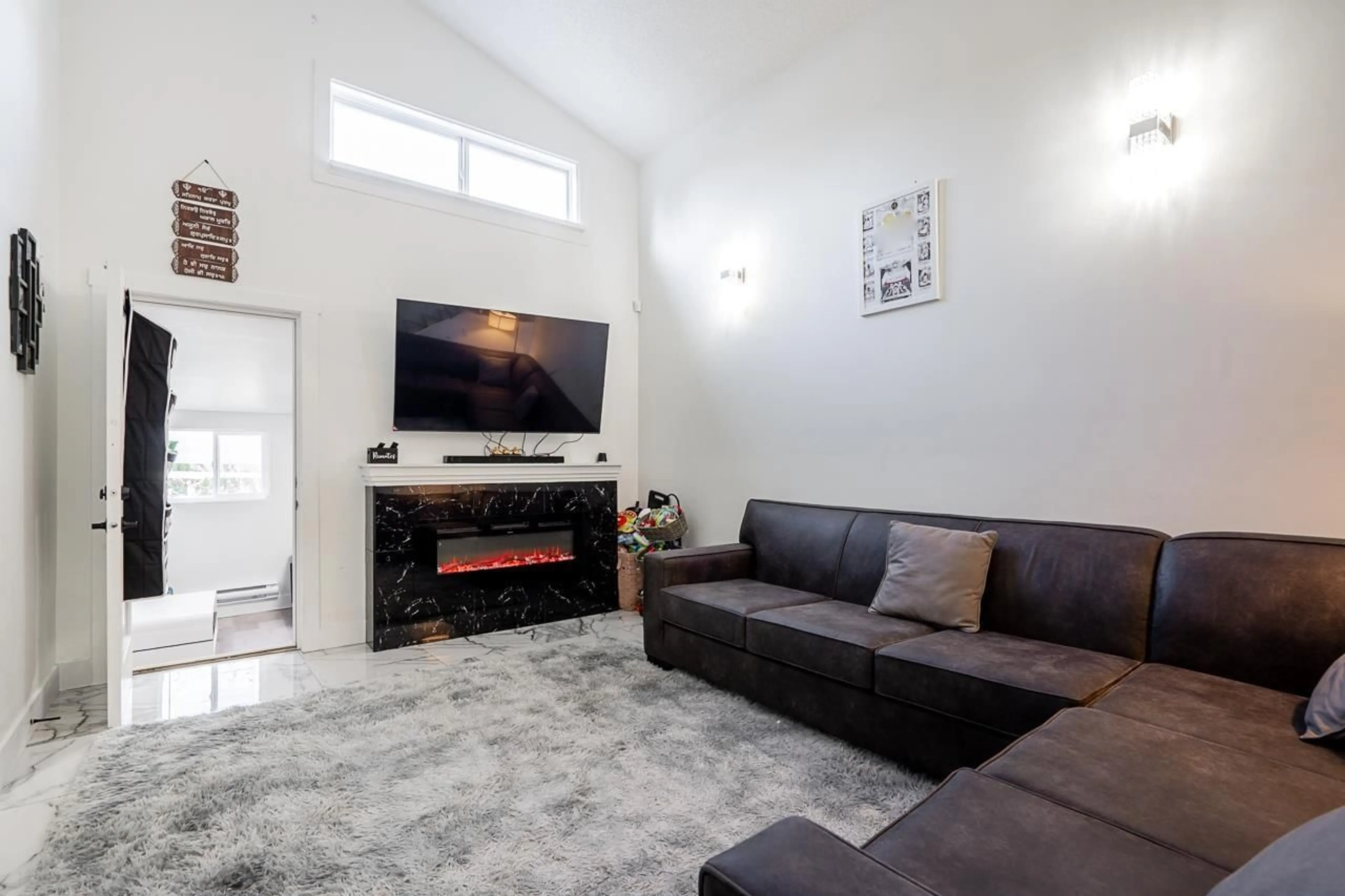 Living room with furniture, unknown for 13941 80A AVENUE, Surrey British Columbia V3W6P5