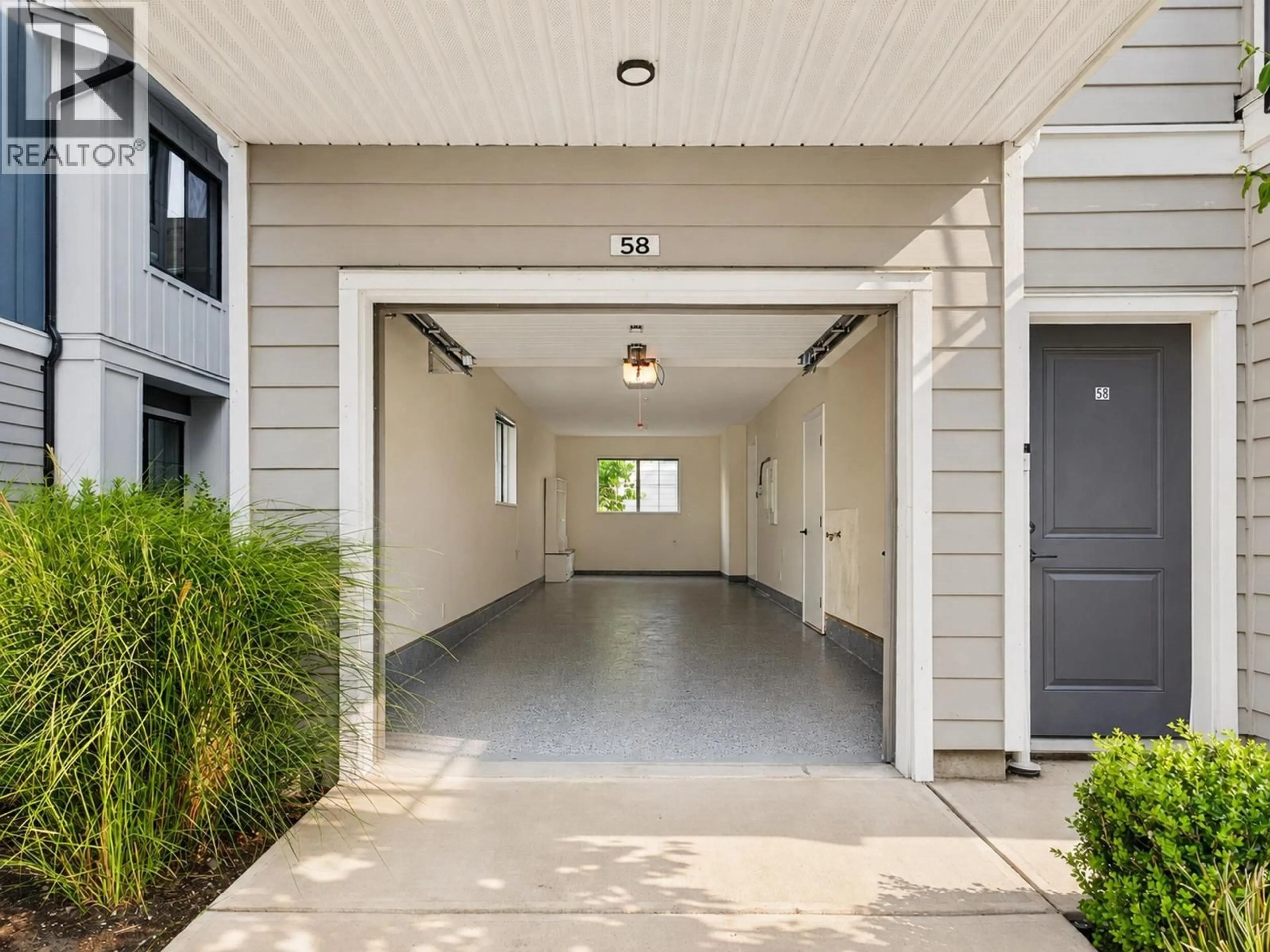 Indoor entryway for 58 - 488 FURNESS STREET, New Westminster British Columbia V3M0M1