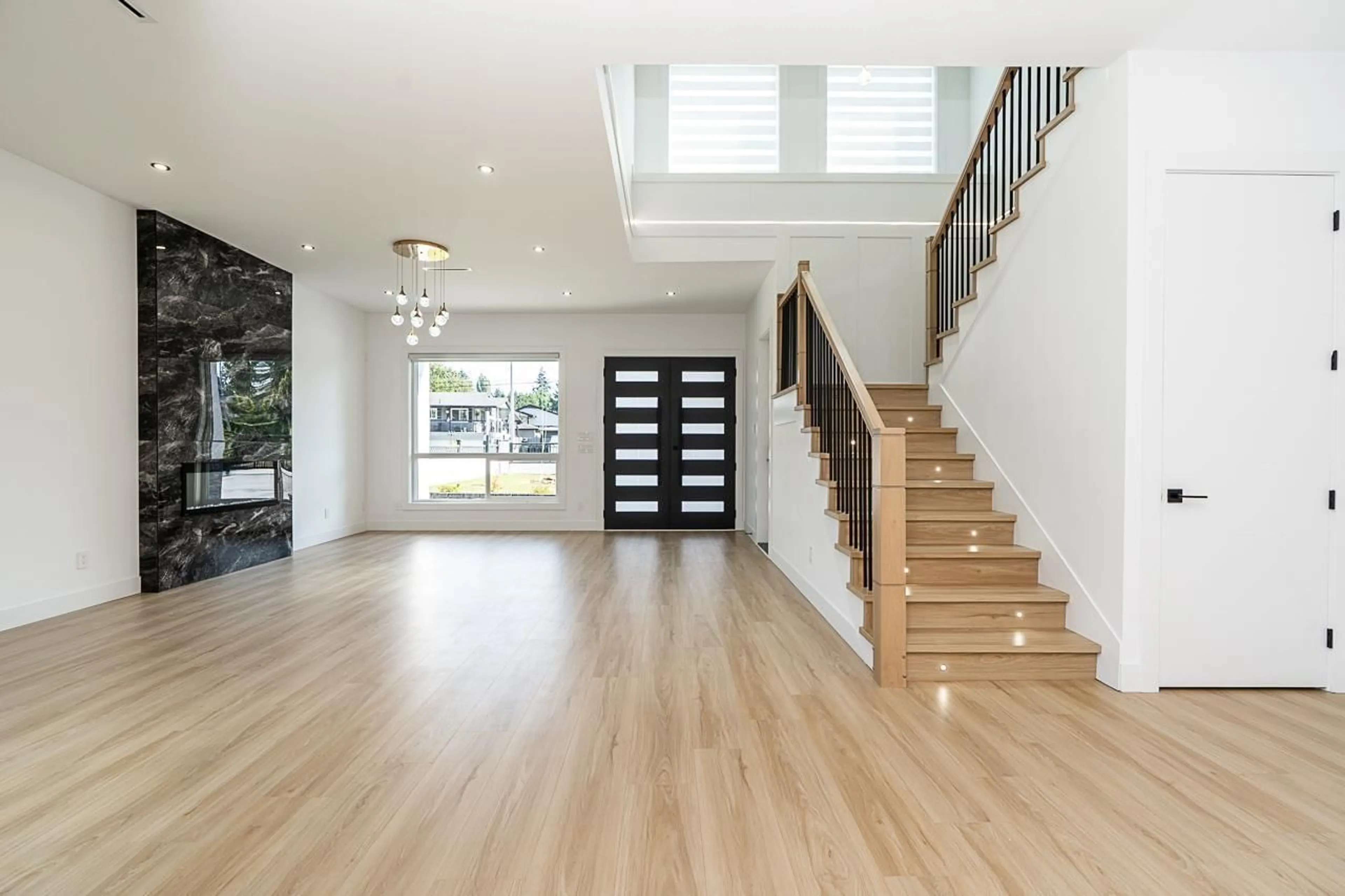 Indoor foyer for 13979 113 AVENUE, Surrey British Columbia V3R2K2