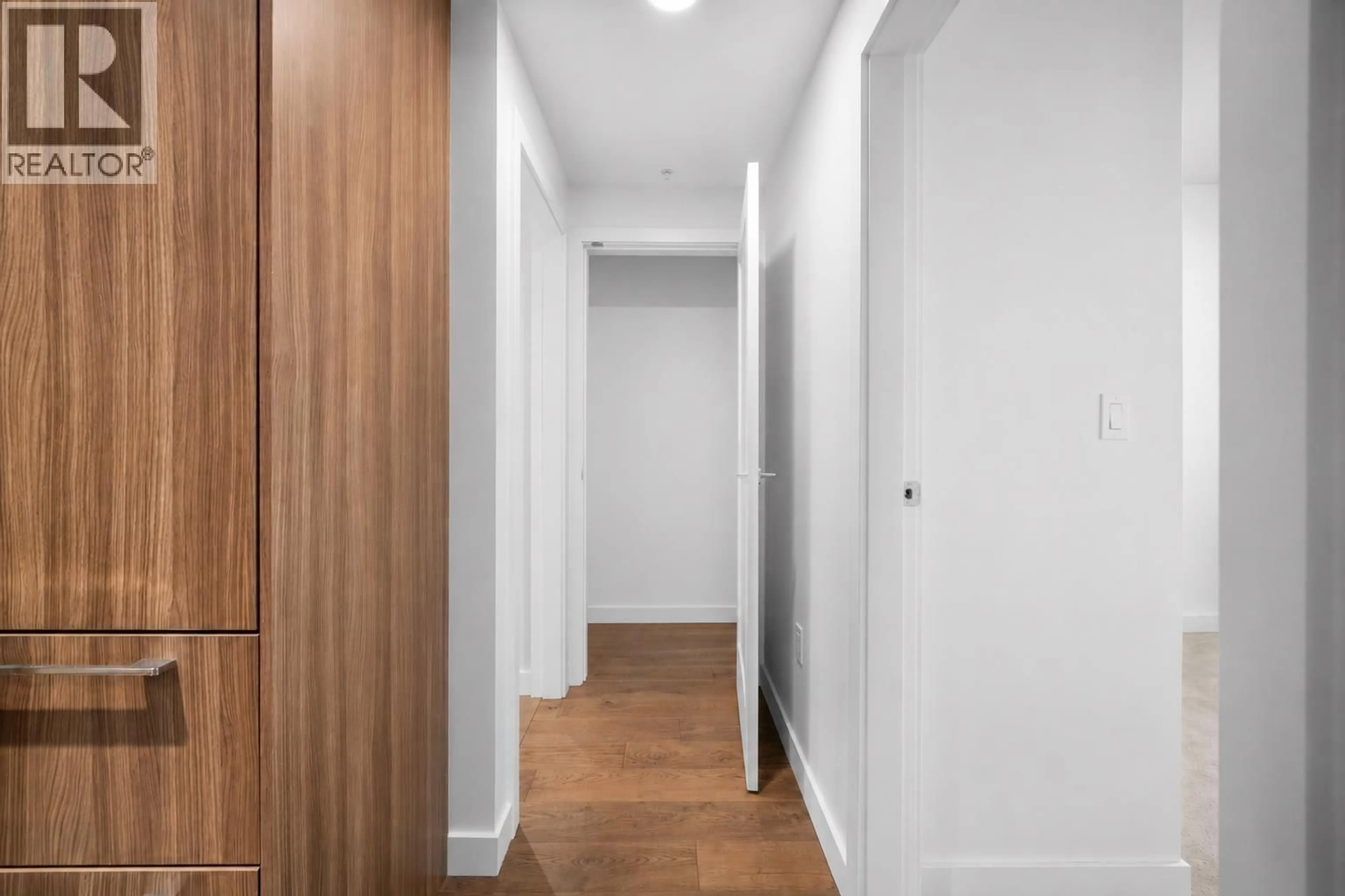 Indoor foyer for 802 - 3331 NO 3 ROAD, Richmond British Columbia V6X2B6