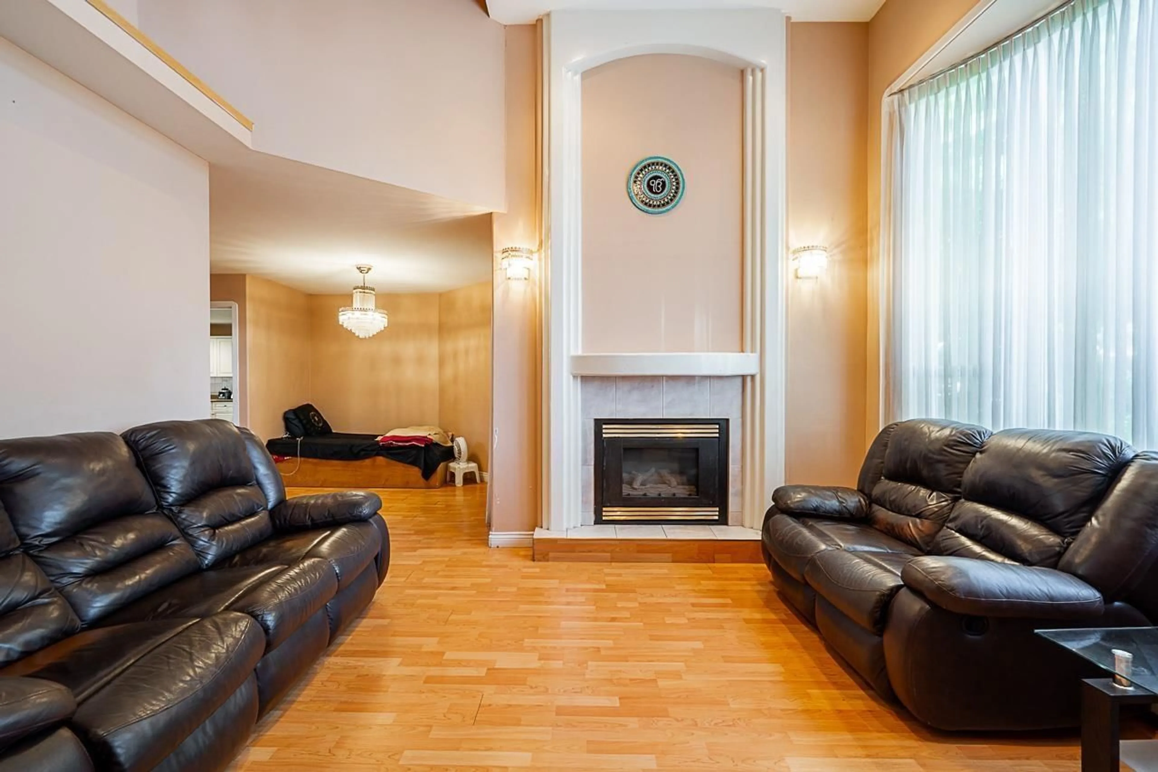 Living room with furniture, unknown for 13107 74 AVENUE, Surrey British Columbia V3W1C3