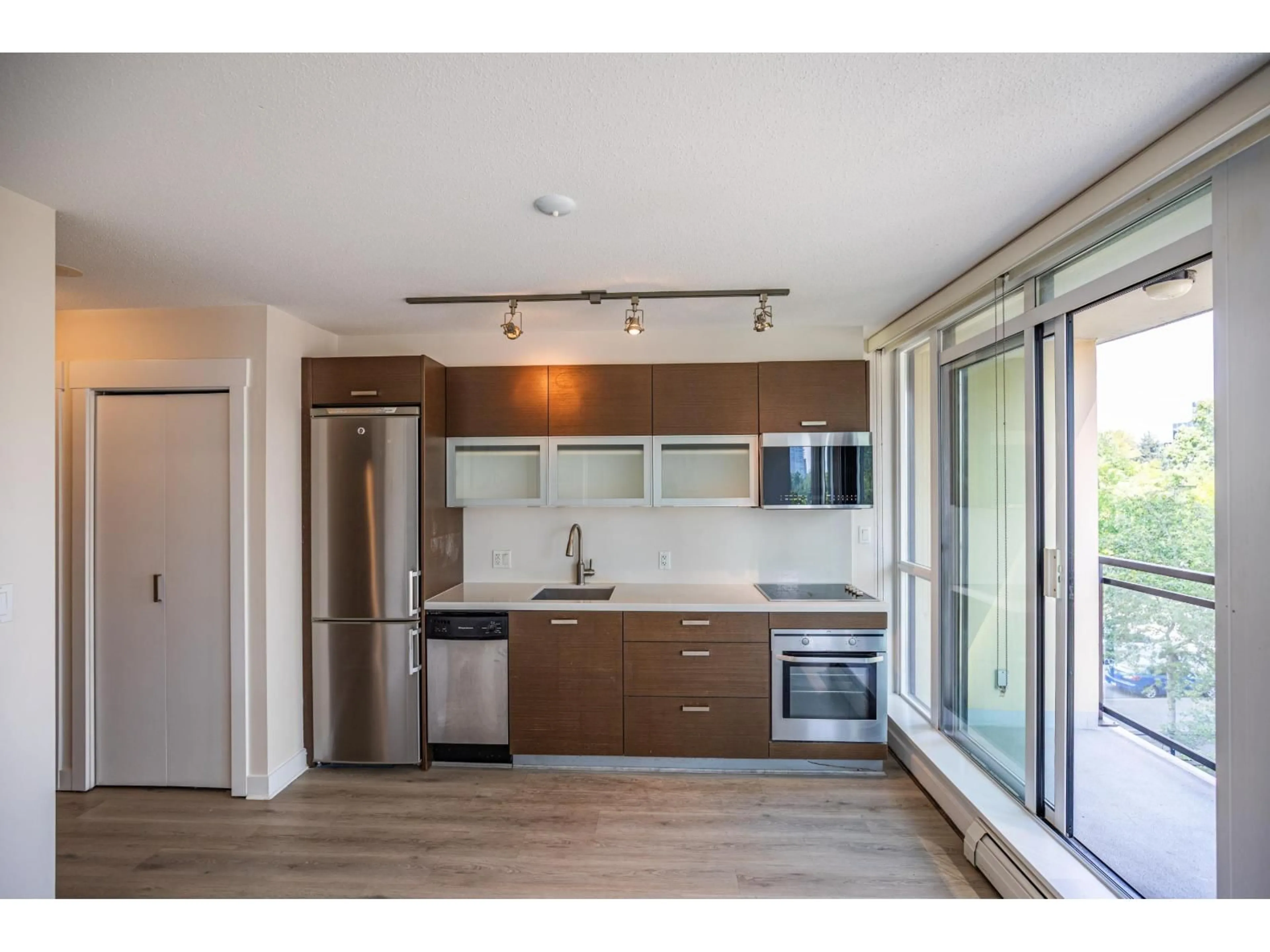 Open concept kitchen, wood/laminate floor for 404 - 13380 108TH AVENUE, Surrey British Columbia V3T0E7