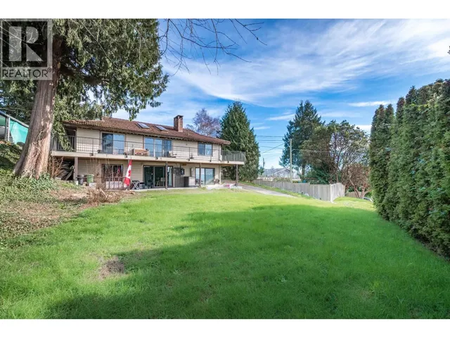 4902 LAUREL AVENUE, Sechelt 2