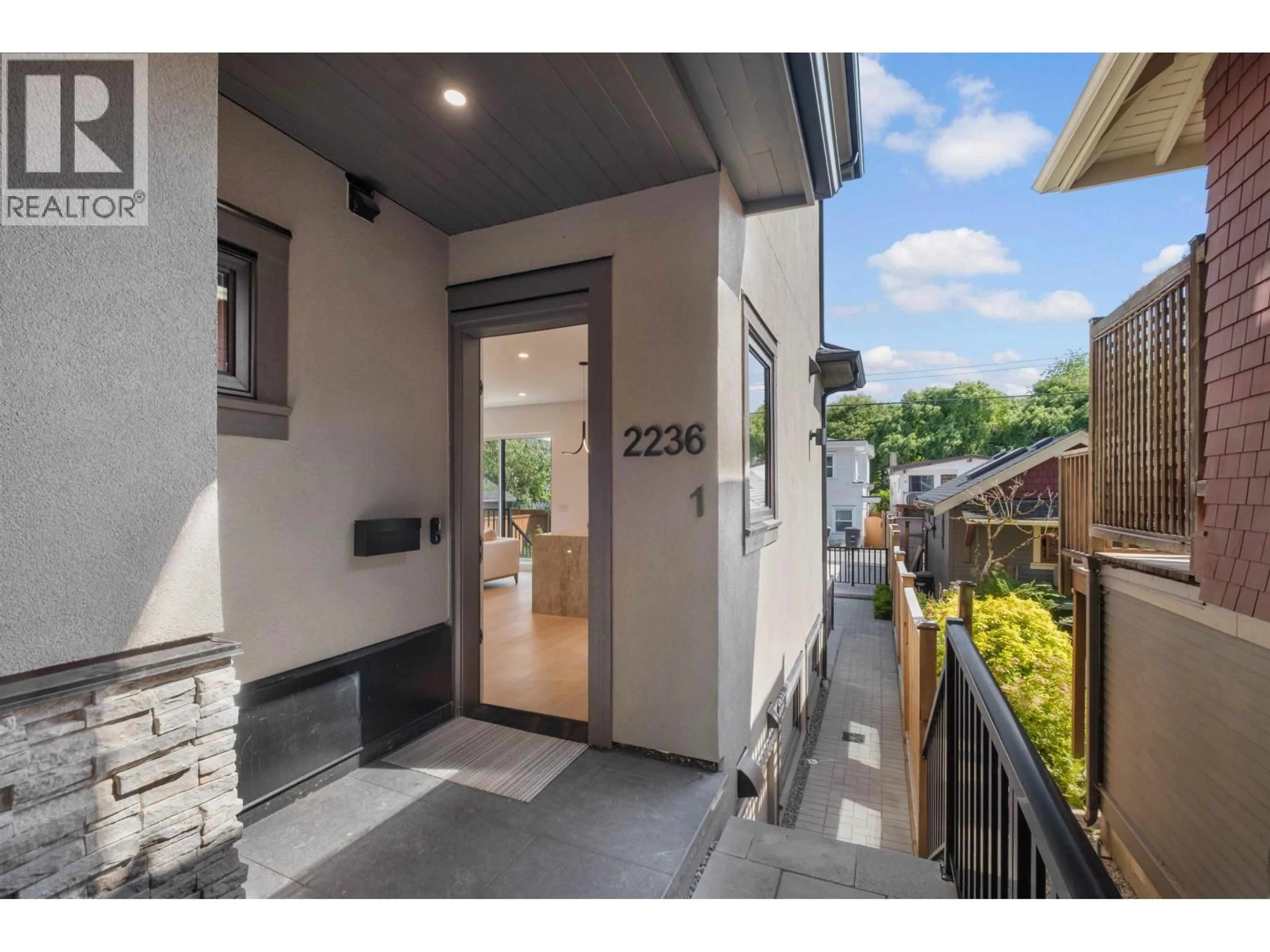 Indoor entryway for 2236 5TH AVENUE, Vancouver British Columbia V5N1M8
