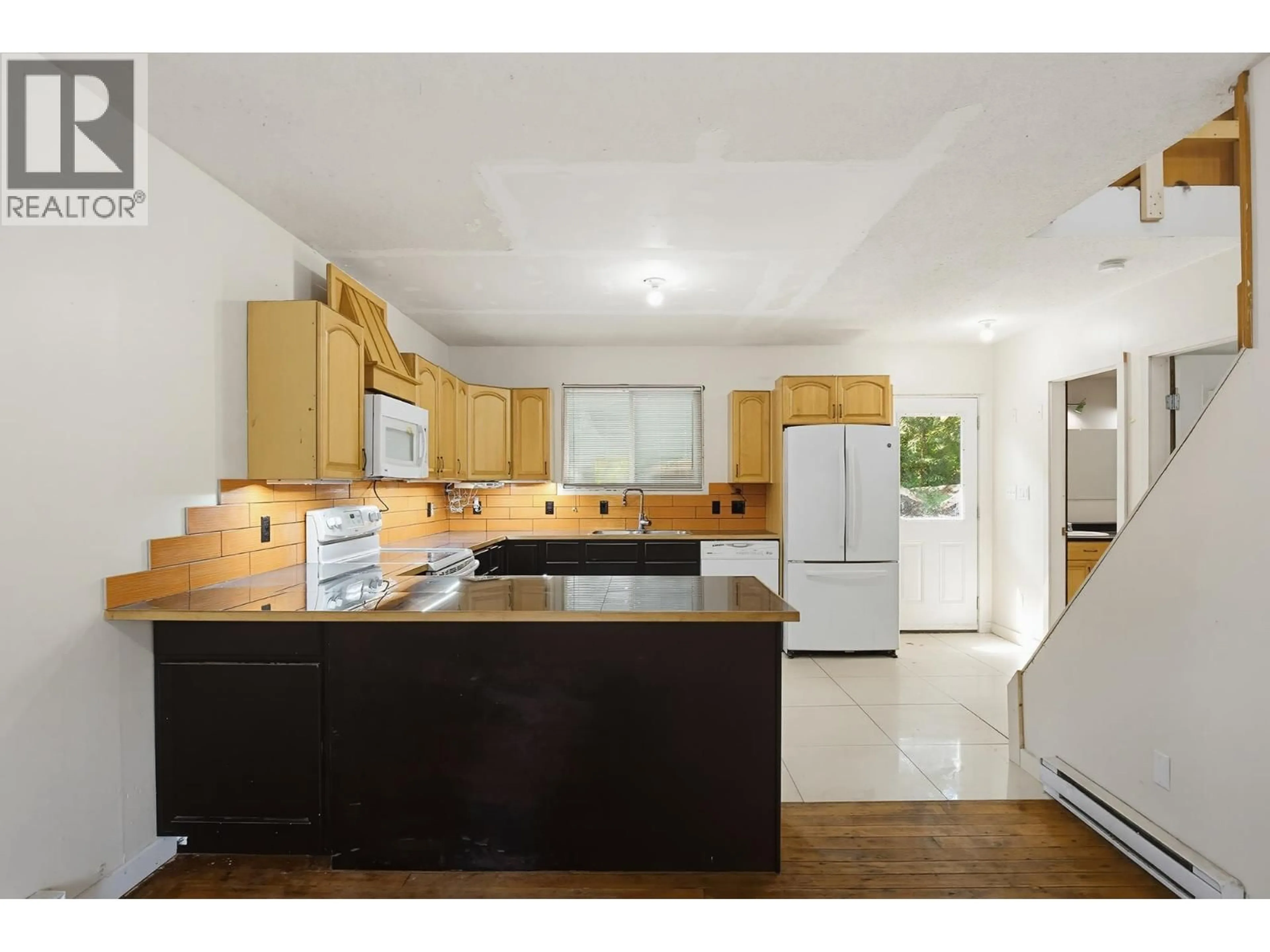 Open concept kitchen, unknown for 26814 DEWDNEY TRUNK ROAD, Maple Ridge British Columbia V2W1N9