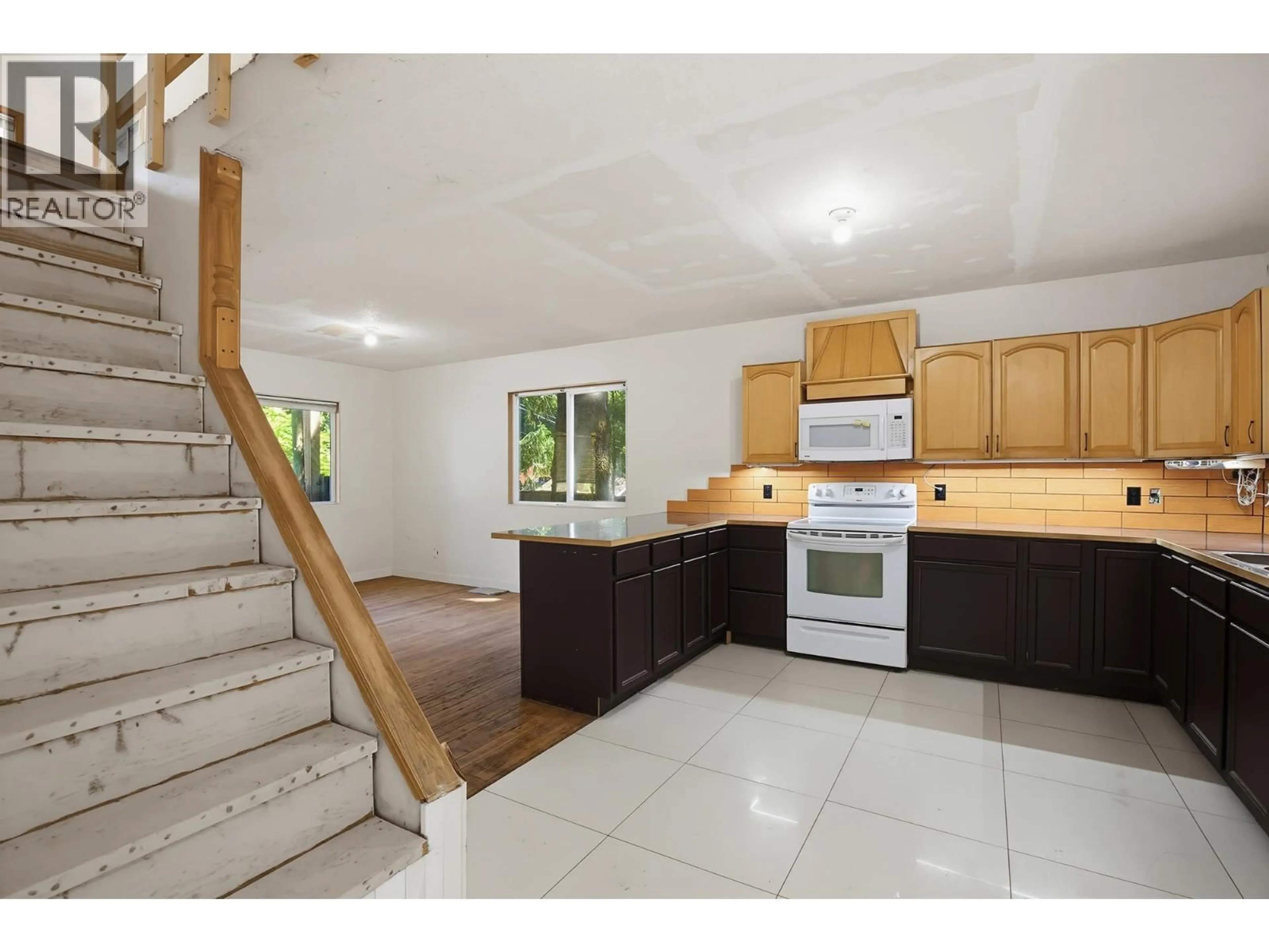 Open concept kitchen, ceramic/tile floor for 26814 DEWDNEY TRUNK ROAD, Maple Ridge British Columbia V2W1N9