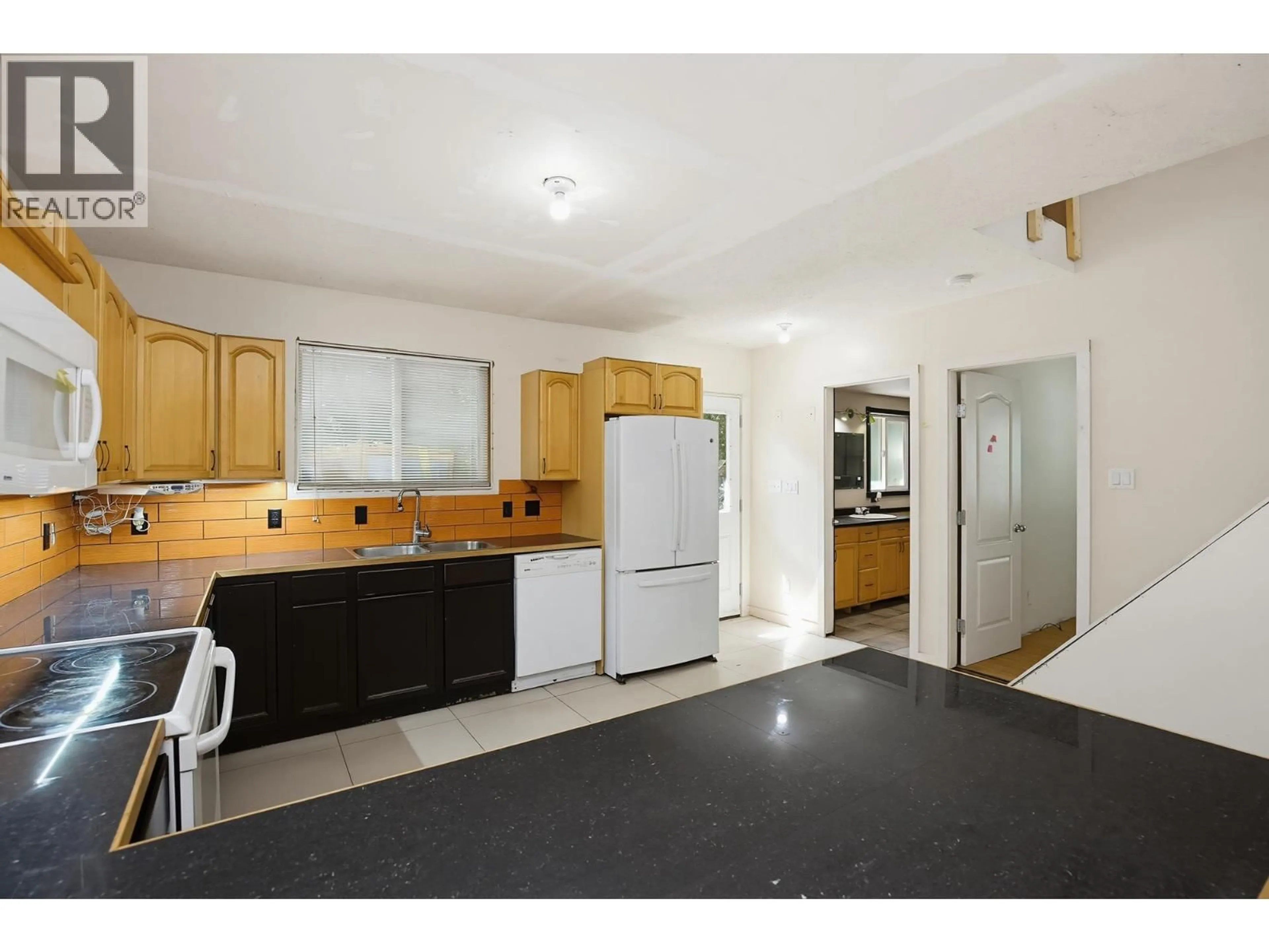 Standard kitchen, ceramic/tile floor for 26814 DEWDNEY TRUNK ROAD, Maple Ridge British Columbia V2W1N9