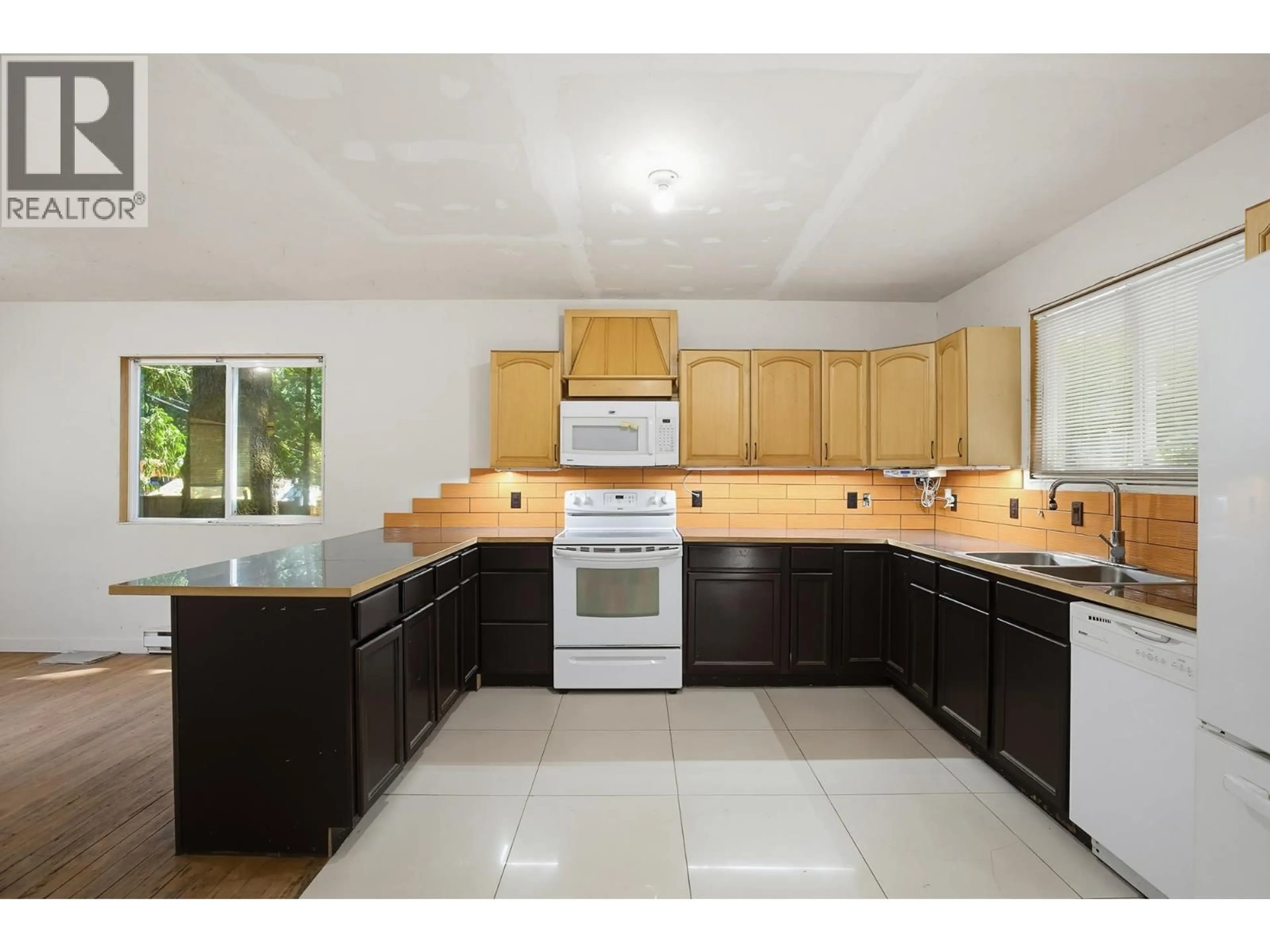 Standard kitchen, ceramic/tile floor for 26814 DEWDNEY TRUNK ROAD, Maple Ridge British Columbia V2W1N9