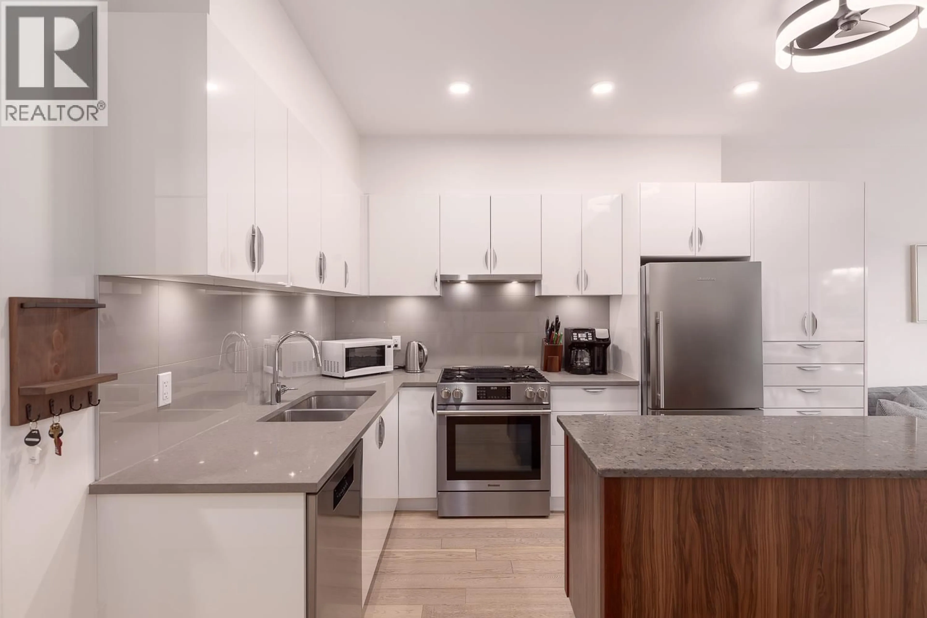 Contemporary kitchen, unknown for 404 - 2666 DUKE STREET, Vancouver British Columbia V5R4S9