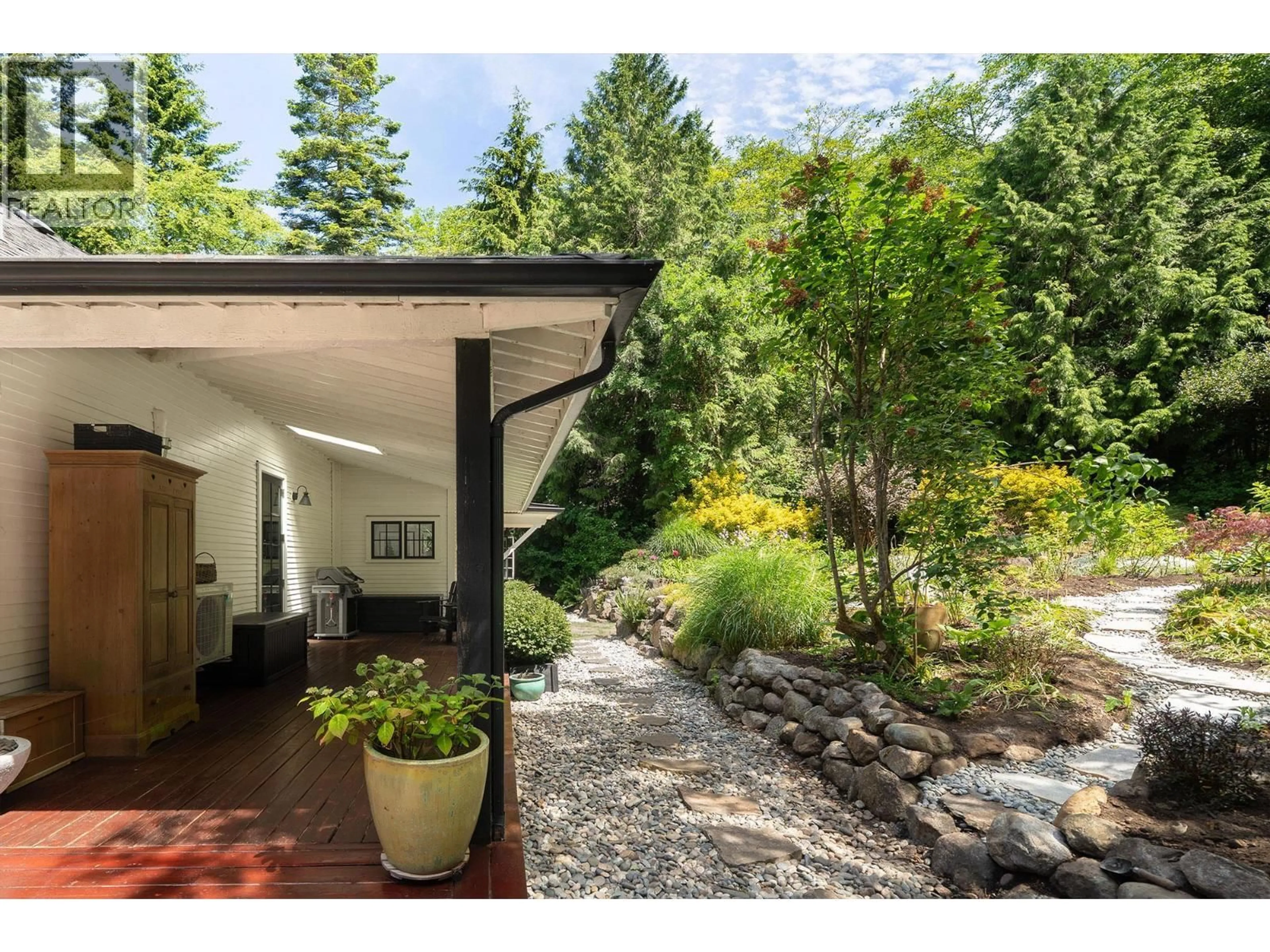 Patio, mountain view for 822 CAPTAINS WAY, Bowen Island British Columbia V0N1G2