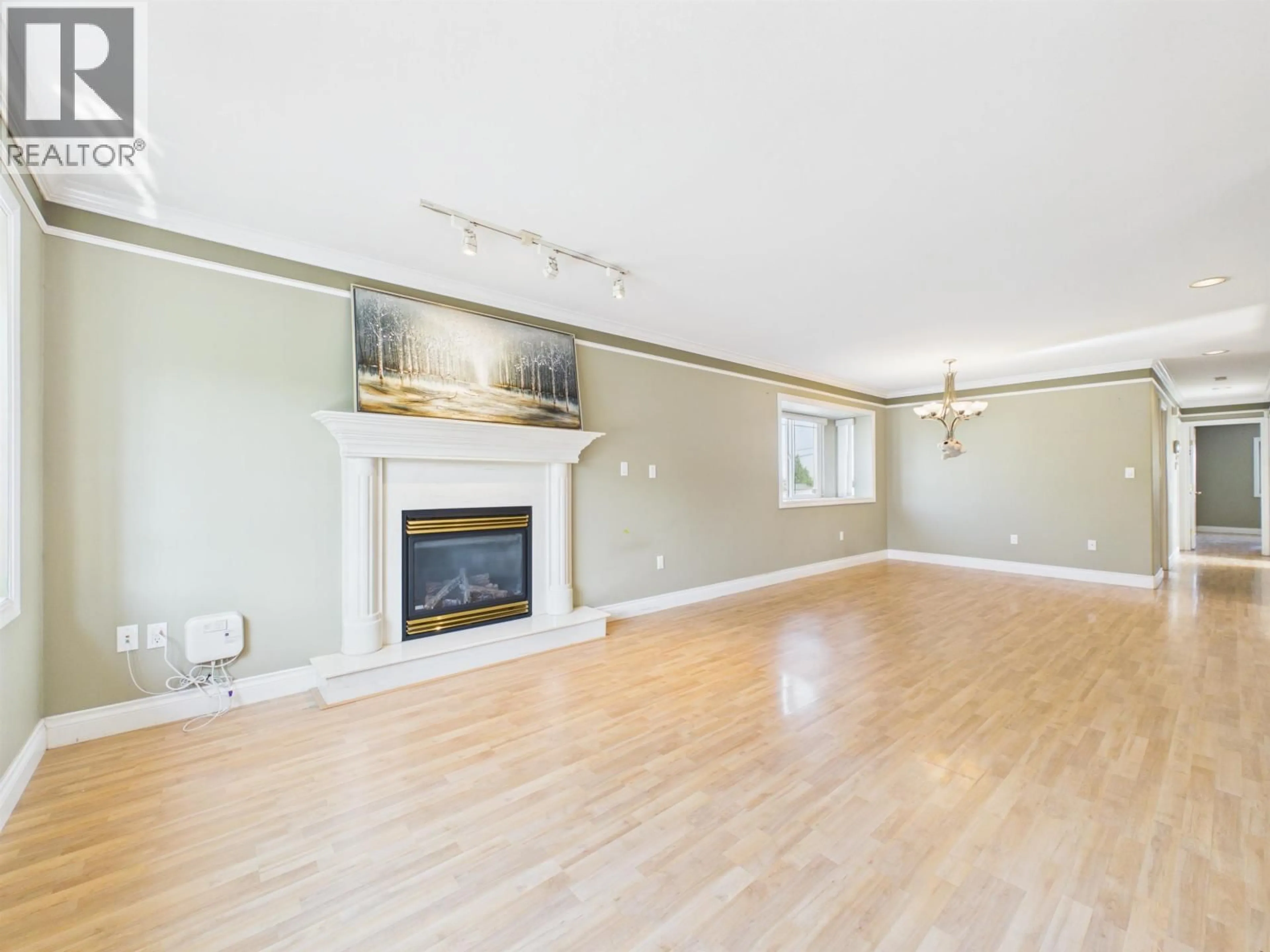 Living room with furniture, wood/laminate floor for 7698 14TH AVENUE, Burnaby British Columbia V3N2A6