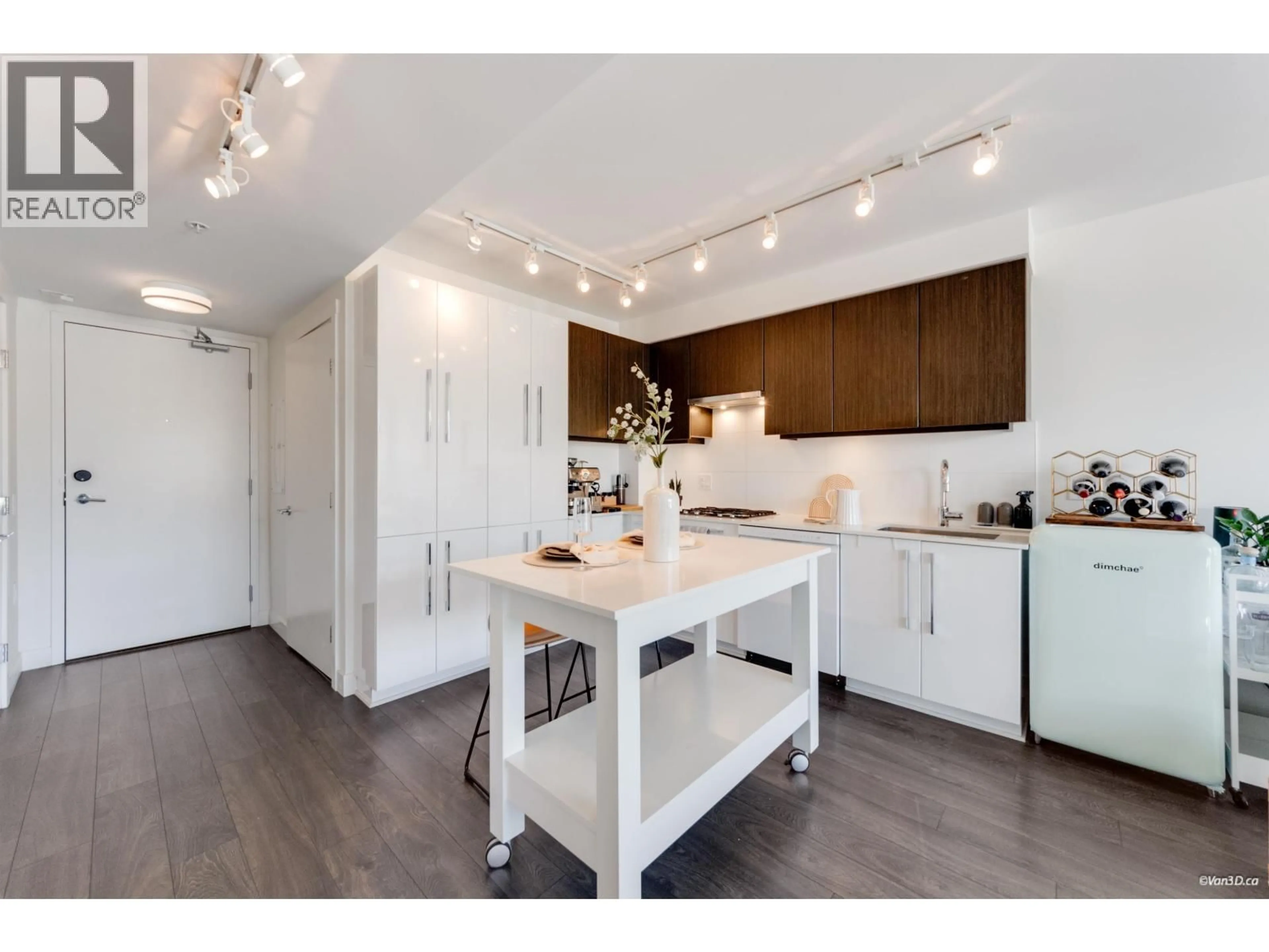 Open concept kitchen, wood/laminate floor for 607 - 188 AGNES STREET, New Westminster British Columbia V3L0H6