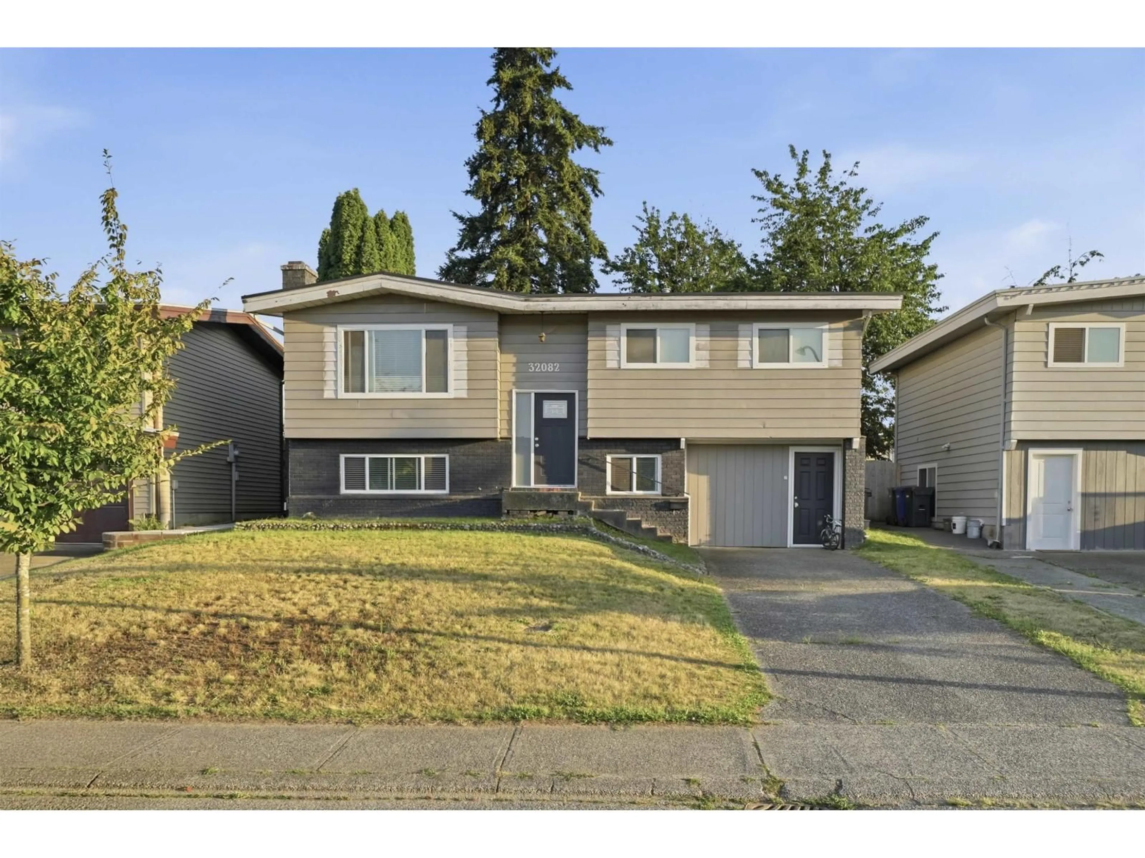 Home with vinyl exterior material, street for 32082 AUSTIN AVENUE, Abbotsford British Columbia V2T4P3