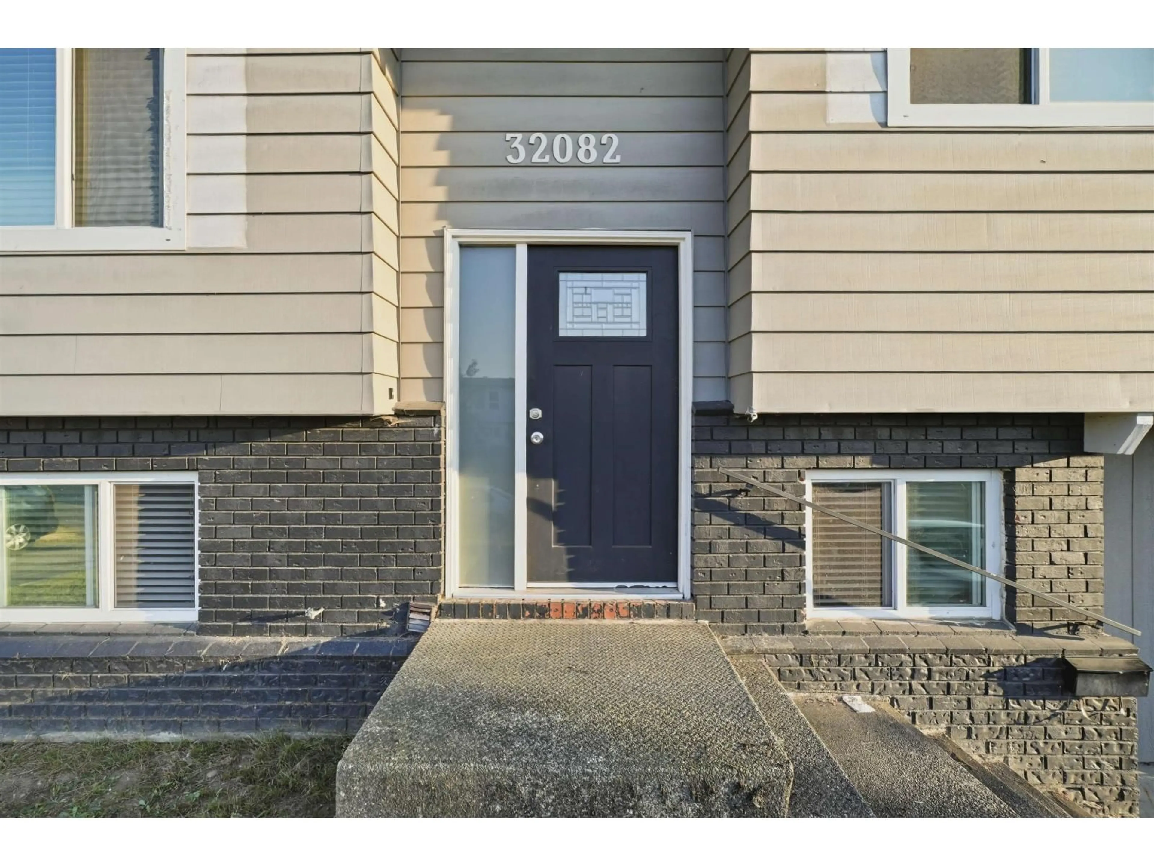 Indoor entryway for 32082 AUSTIN AVENUE, Abbotsford British Columbia V2T4P3