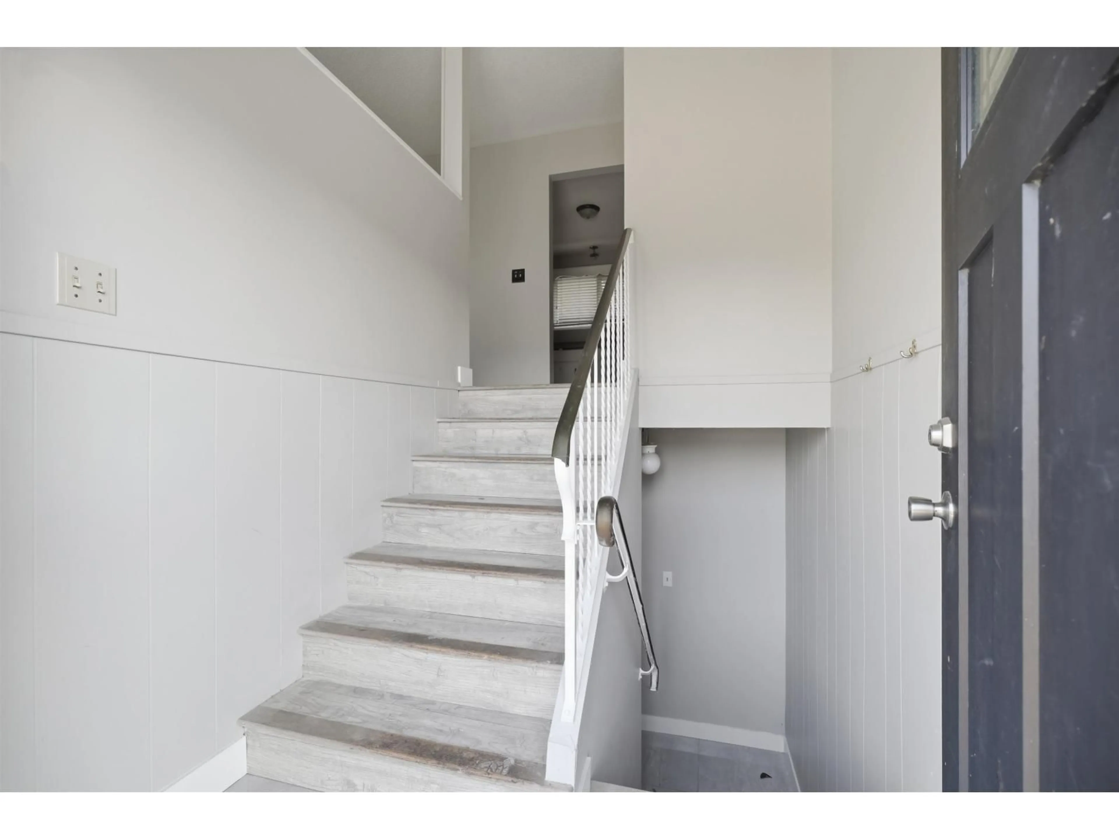 Stairs for 32082 AUSTIN AVENUE, Abbotsford British Columbia V2T4P3