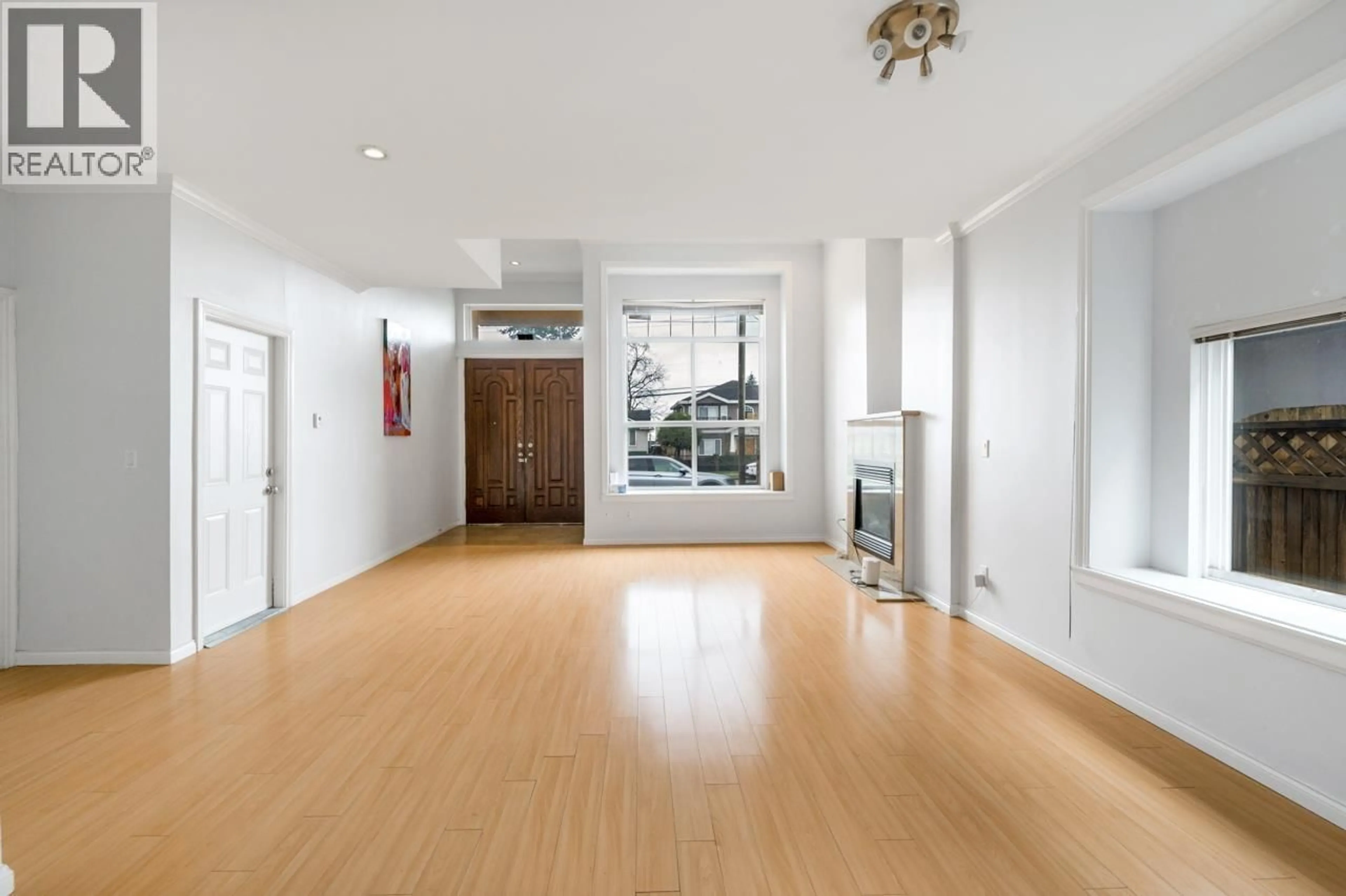Indoor foyer for 5989 RUMBLE STREET, Burnaby British Columbia V5J2C6