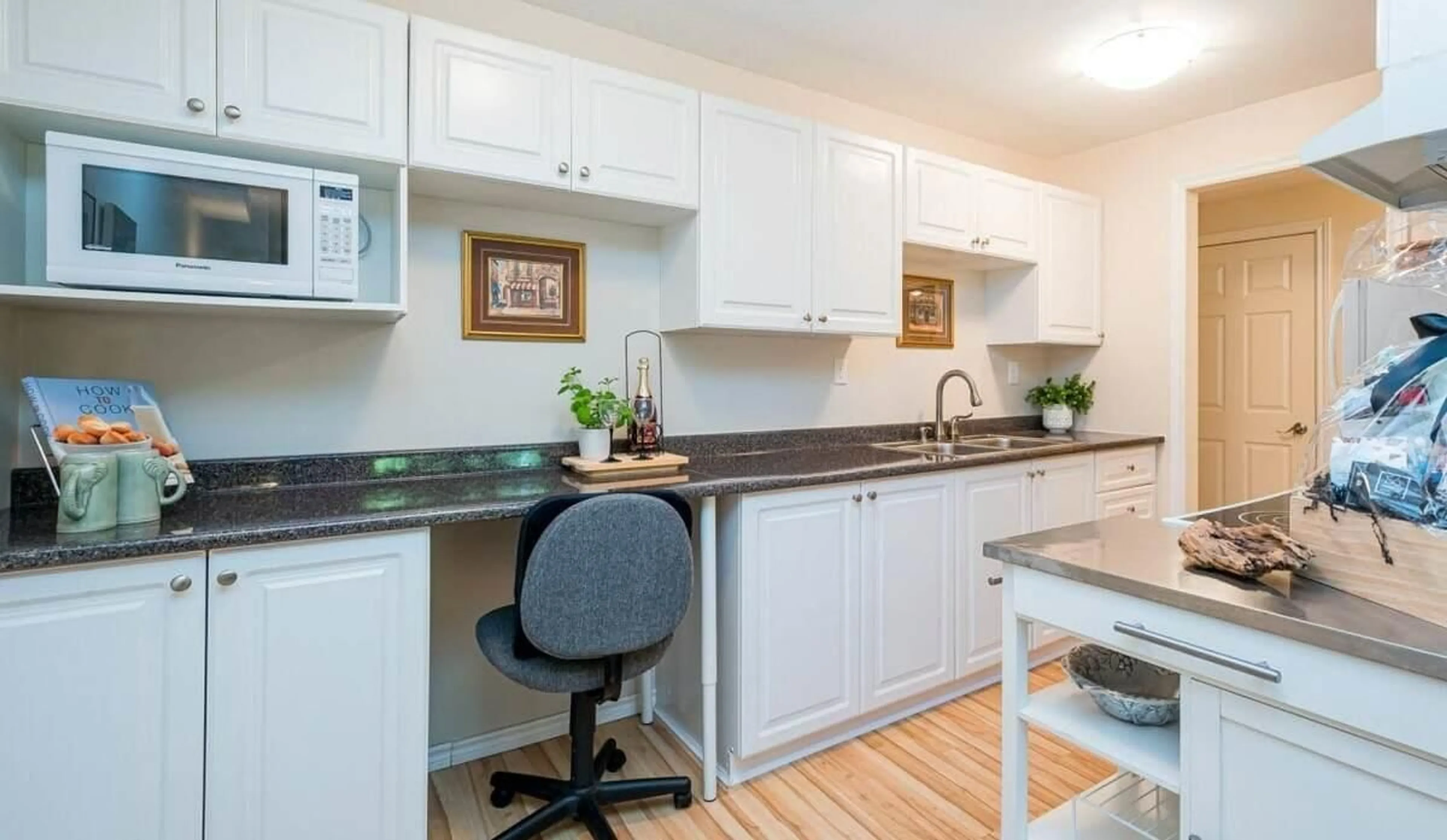 Standard kitchen, wood/laminate floor for 102 - 15020 NORTH BLUFF ROAD, White Rock British Columbia V4B5A4