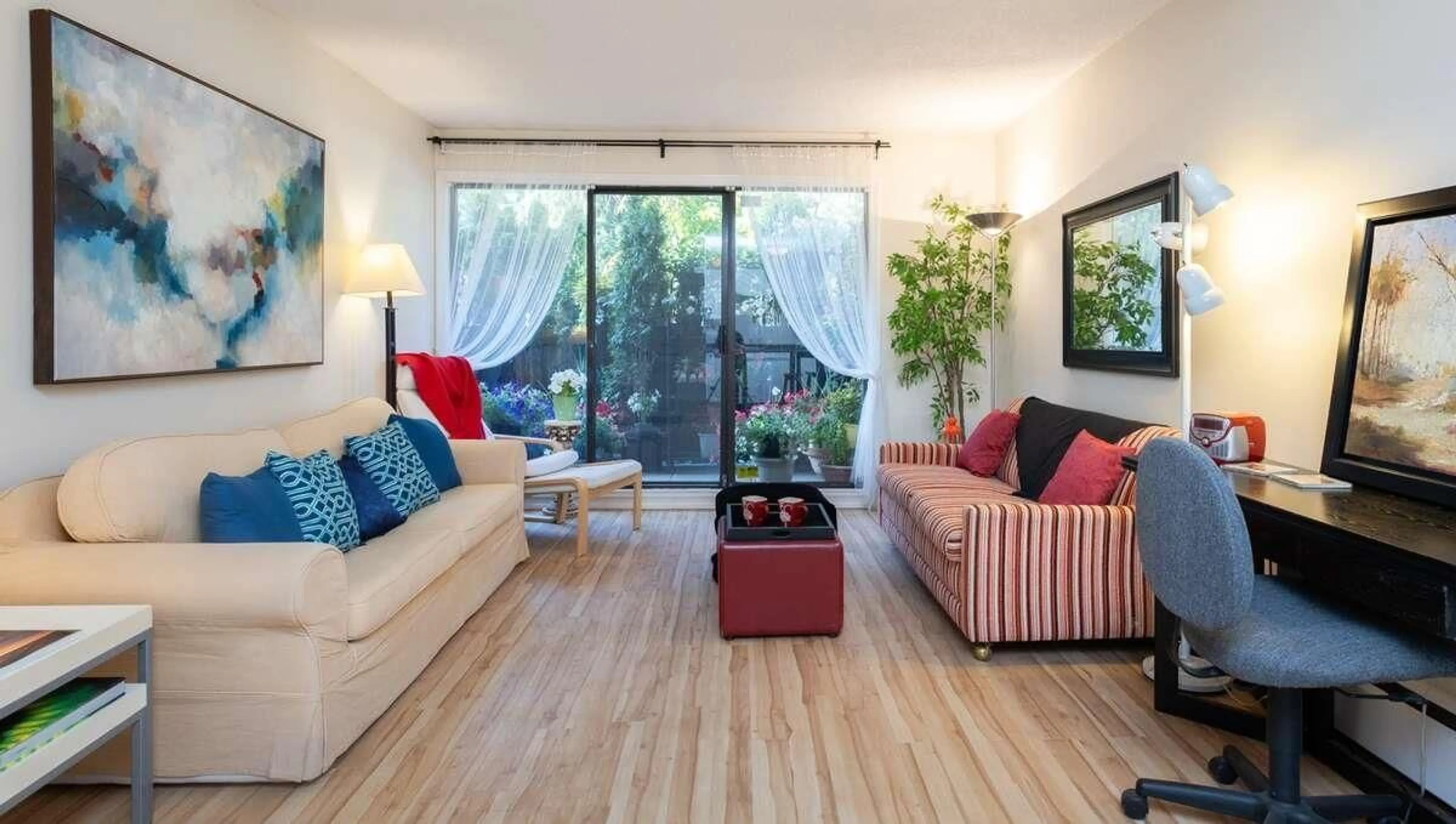 Living room with furniture, wood/laminate floor for 102 - 15020 NORTH BLUFF ROAD, White Rock British Columbia V4B5A4