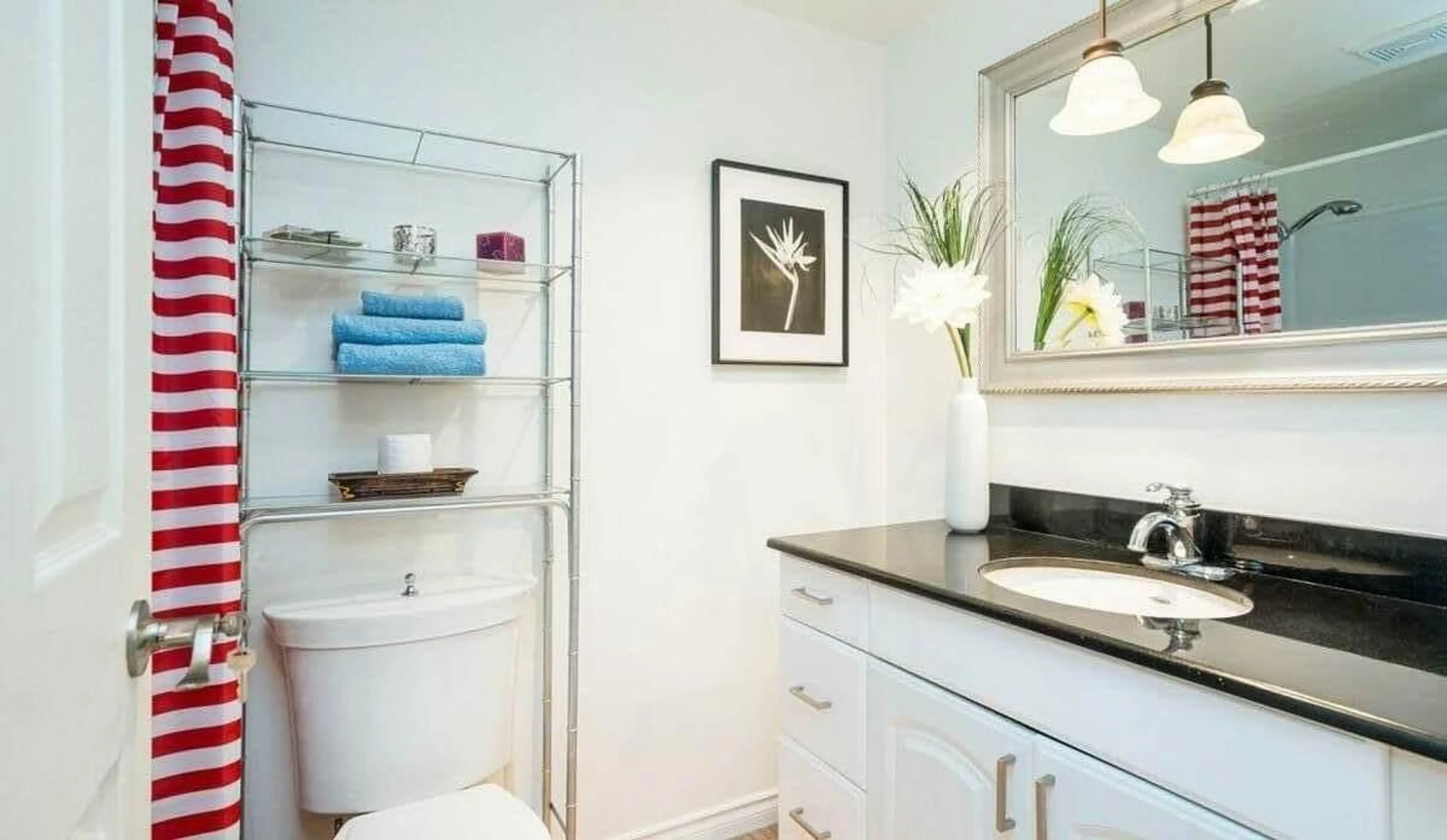 Contemporary bathroom, ceramic/tile floor for 102 - 15020 NORTH BLUFF ROAD, White Rock British Columbia V4B5A4