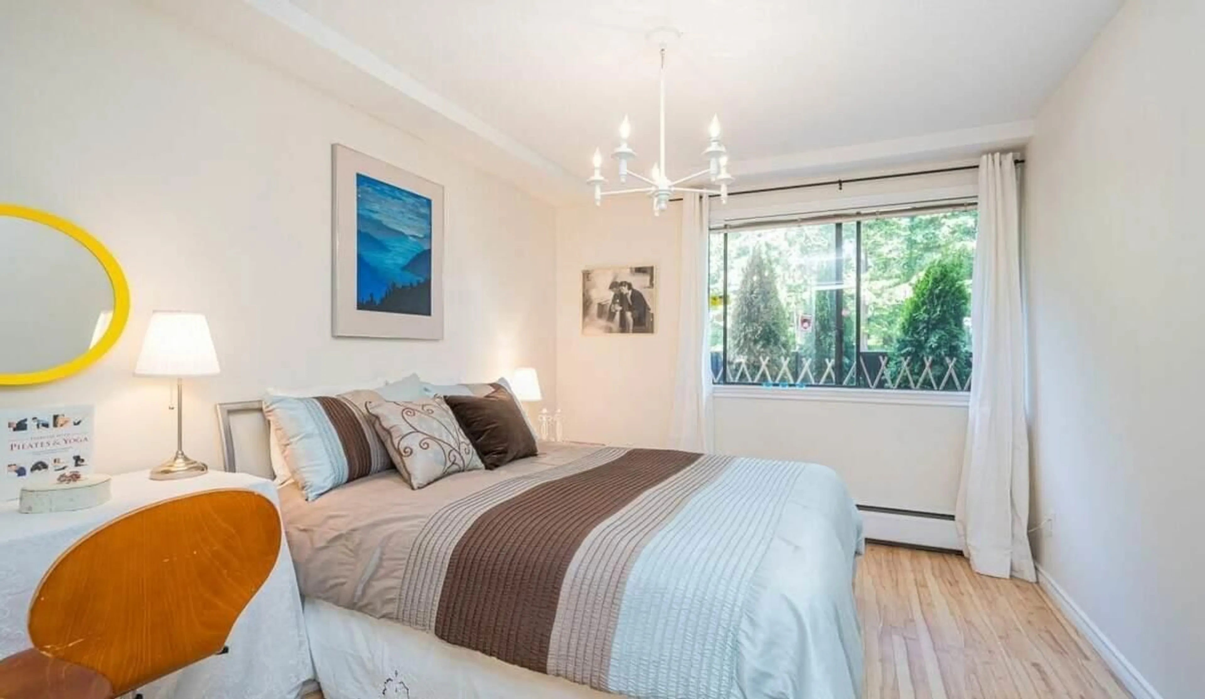 Bedroom with bed, wood/laminate floor for 102 - 15020 NORTH BLUFF ROAD, White Rock British Columbia V4B5A4