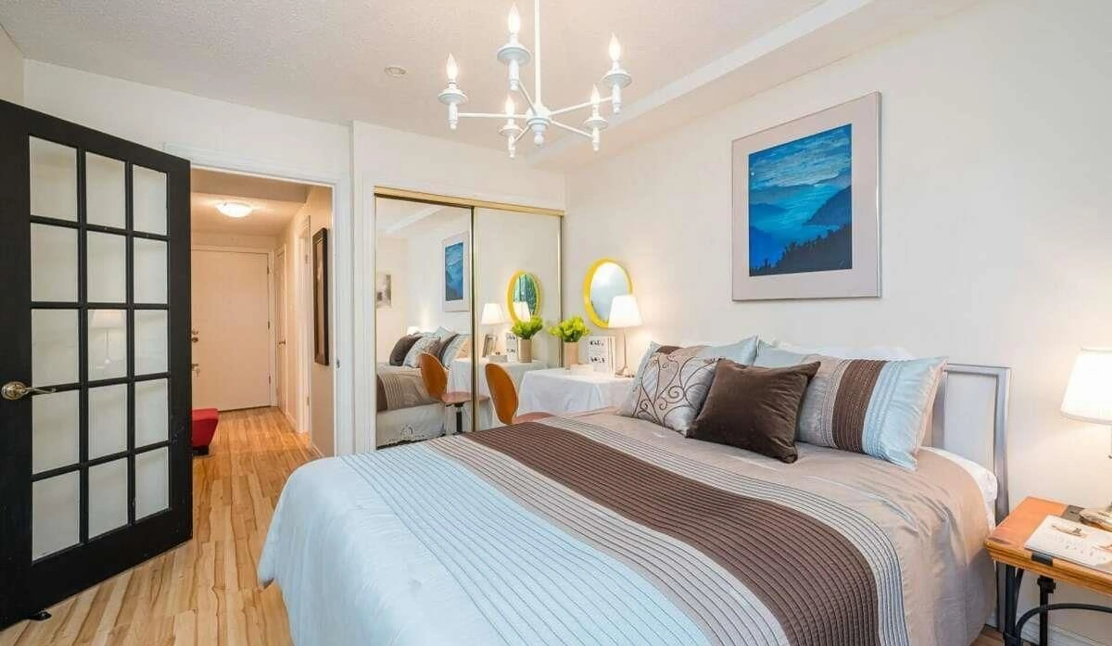 Bedroom with bed, wood/laminate floor for 102 - 15020 NORTH BLUFF ROAD, White Rock British Columbia V4B5A4