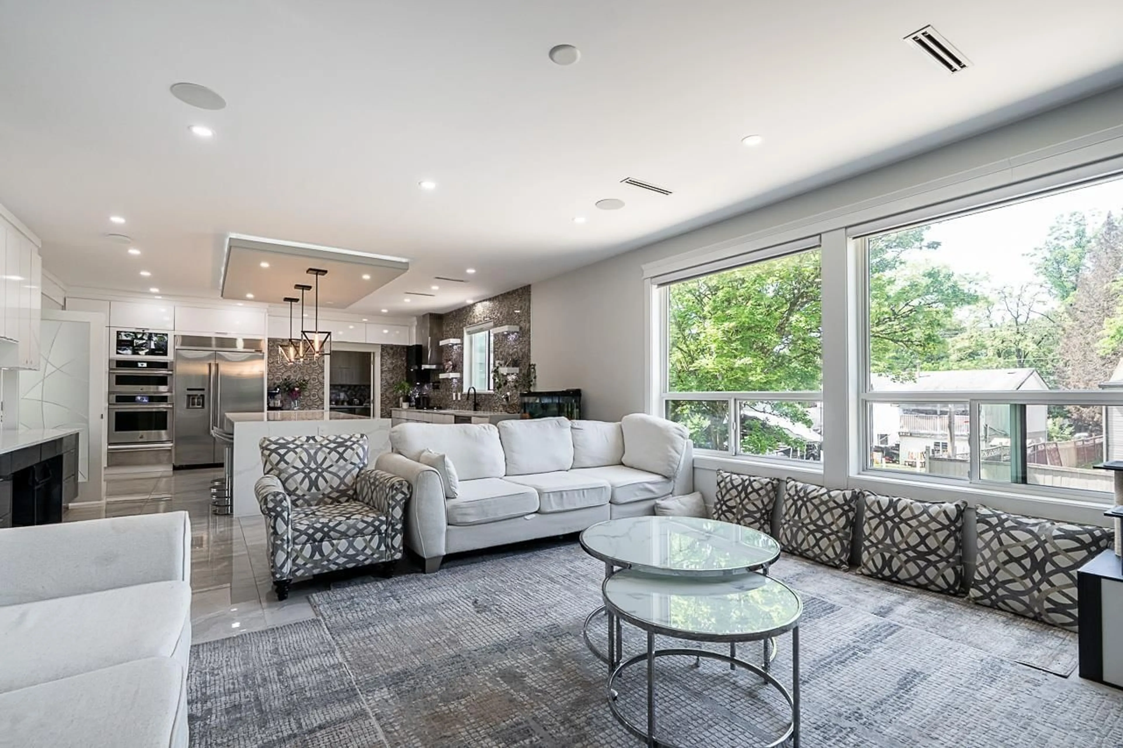 Living room with furniture, unknown for 9417 132A STREET, Surrey British Columbia V3V6W3