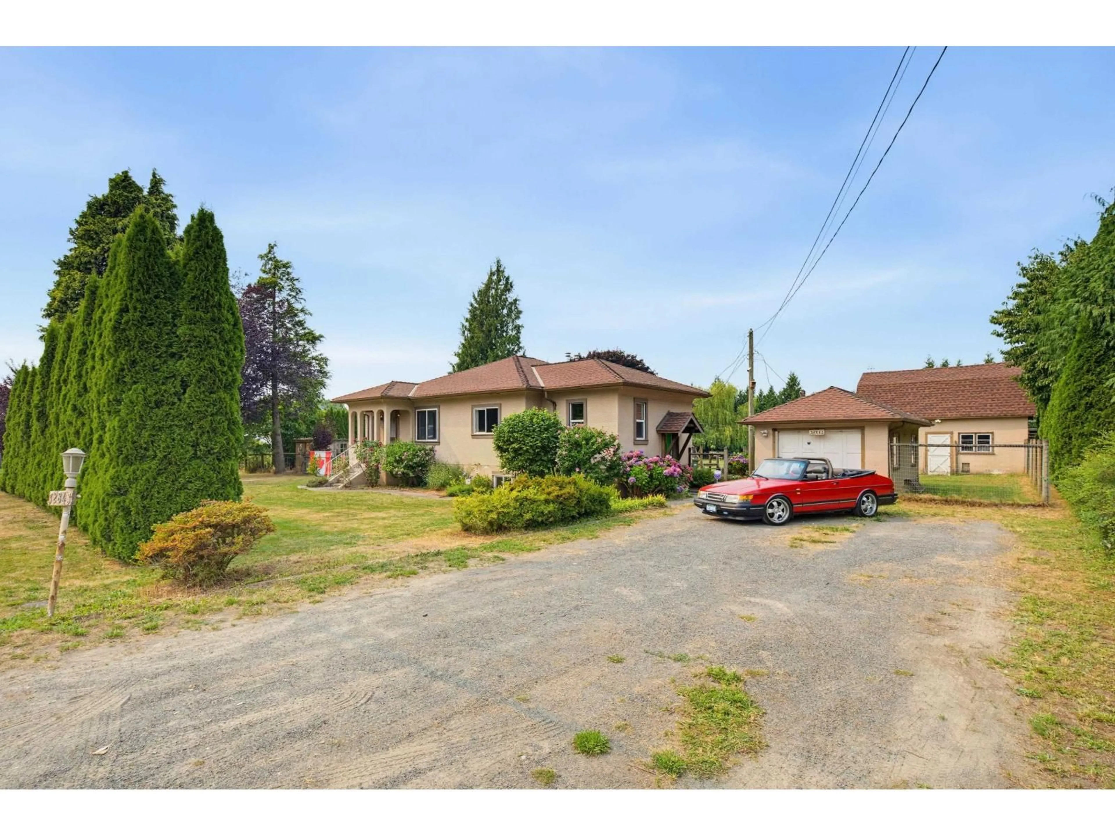 A pic from outside/outdoor area/front of a property/back of a property/a pic from drone, street for 32843 HUNTINGDON ROAD, Abbotsford British Columbia V2S5Z4