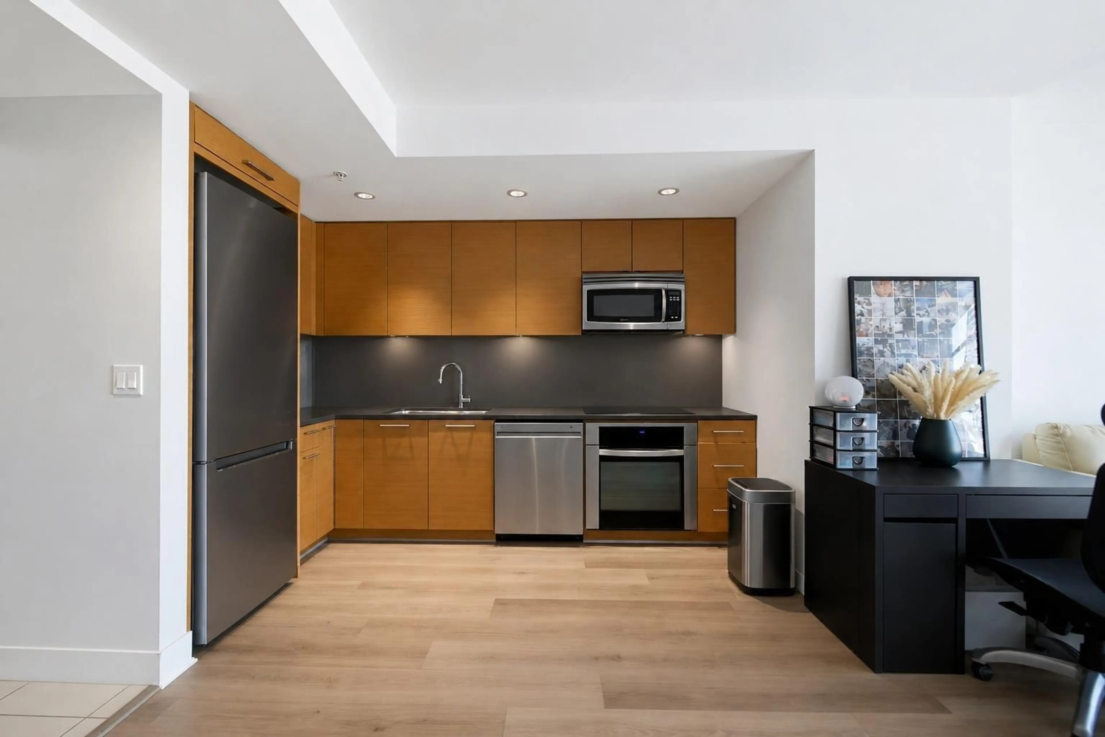 Standard kitchen, unknown for 505 - 15152 RUSSELL AVENUE, White Rock British Columbia V4B0A3