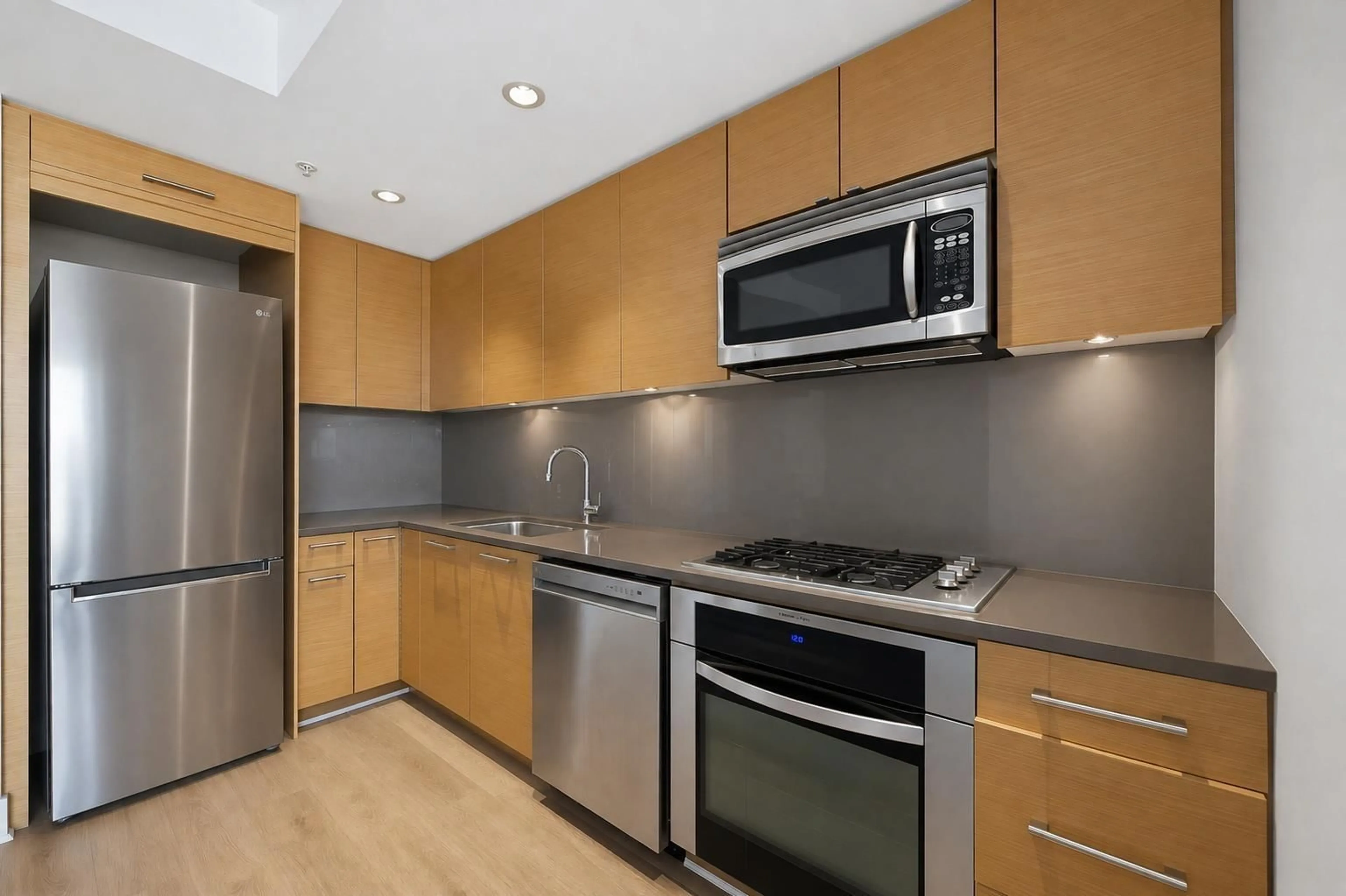 Standard kitchen, unknown for 505 - 15152 RUSSELL AVENUE, White Rock British Columbia V4B0A3