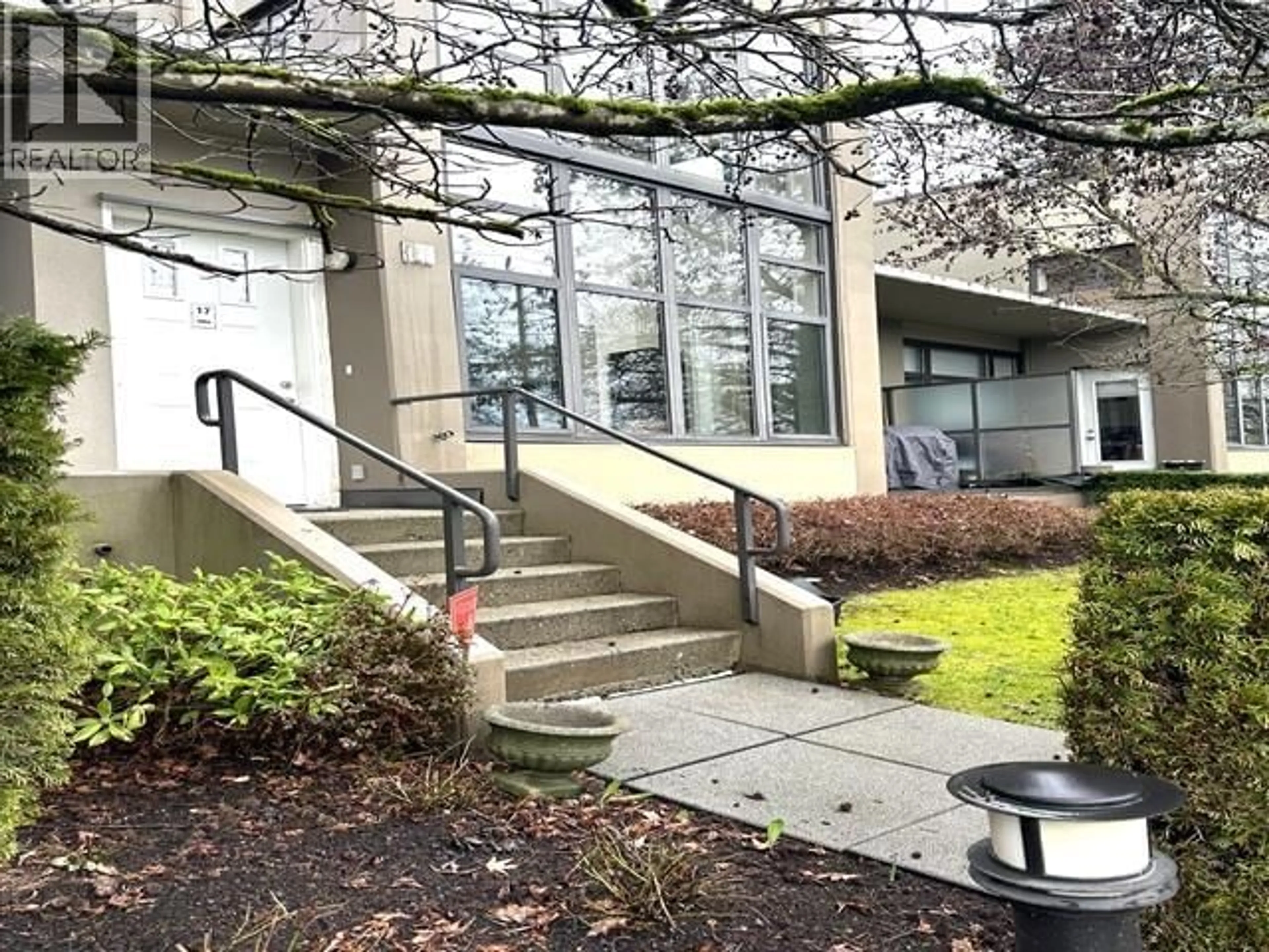 Indoor foyer for TH17 - 2345 MADISON AVENUE, Burnaby British Columbia V5C0B4