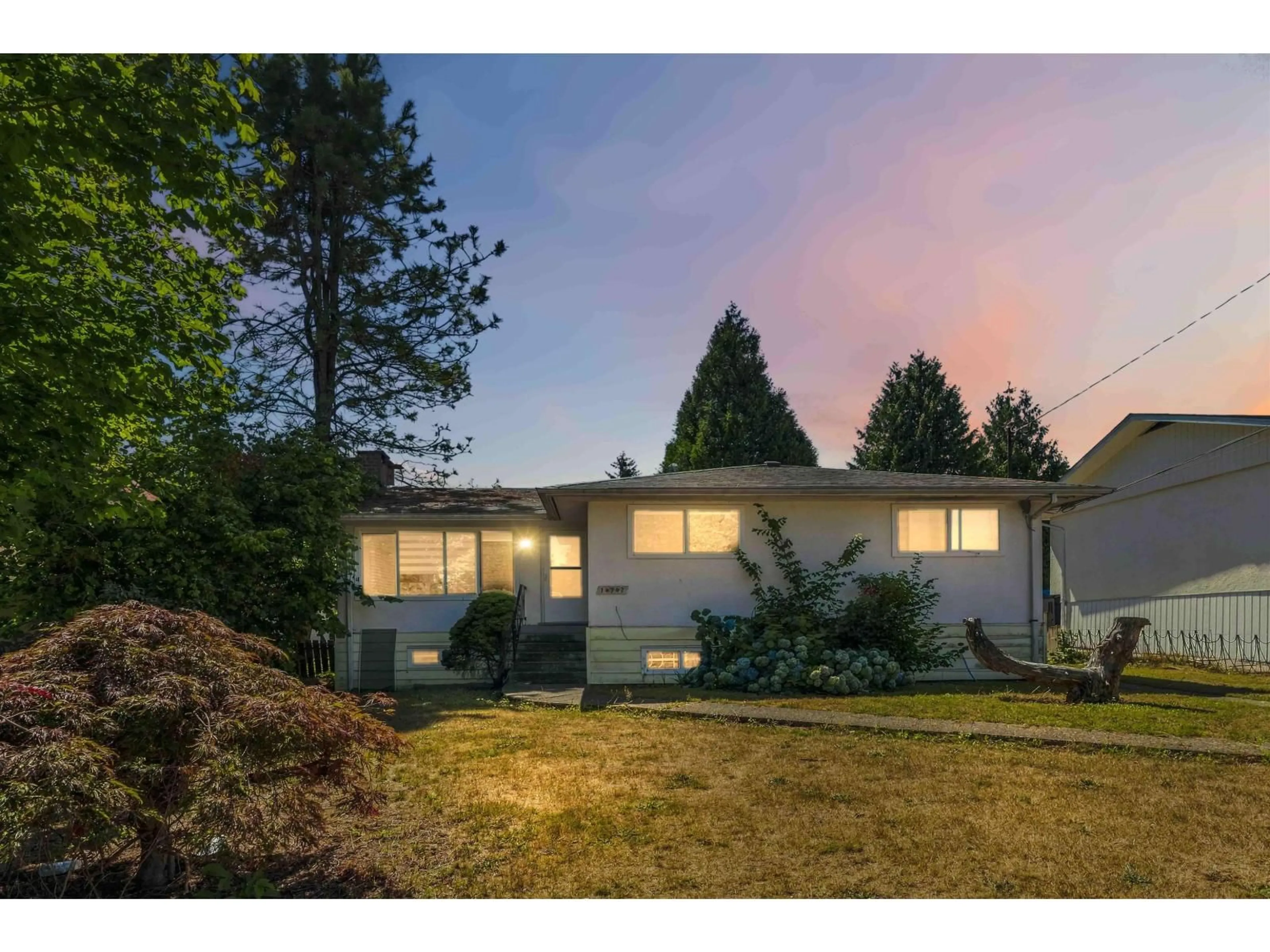 Home with vinyl exterior material, unknown for 14742 106A AVENUE, Surrey British Columbia V3R1T6