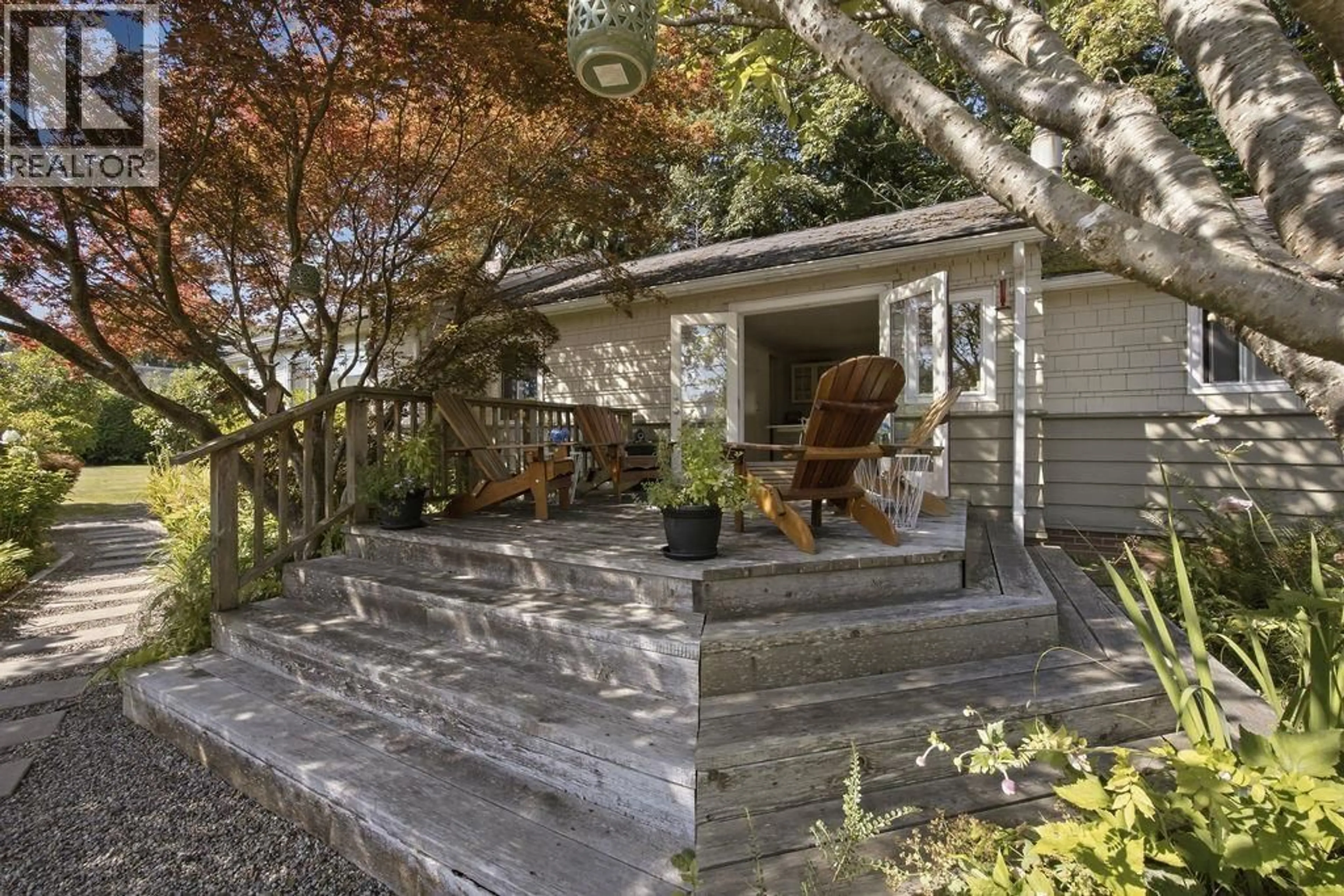 Patio, street for 271 COCHRANE ROAD, Gibsons British Columbia V0N1V8