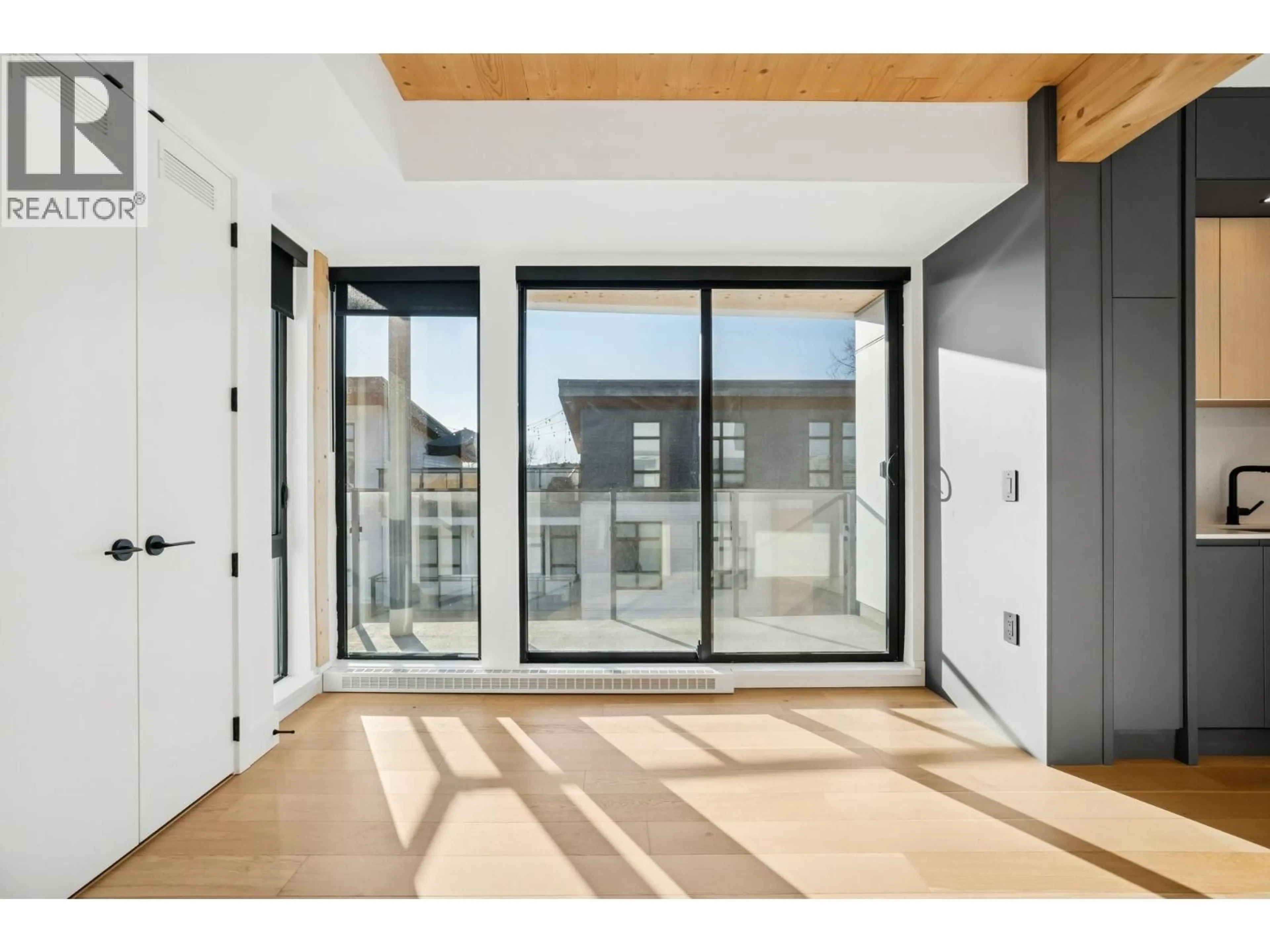 Indoor entryway for 310 - 310 SALTER STREET, New Westminster British Columbia V3M0N7