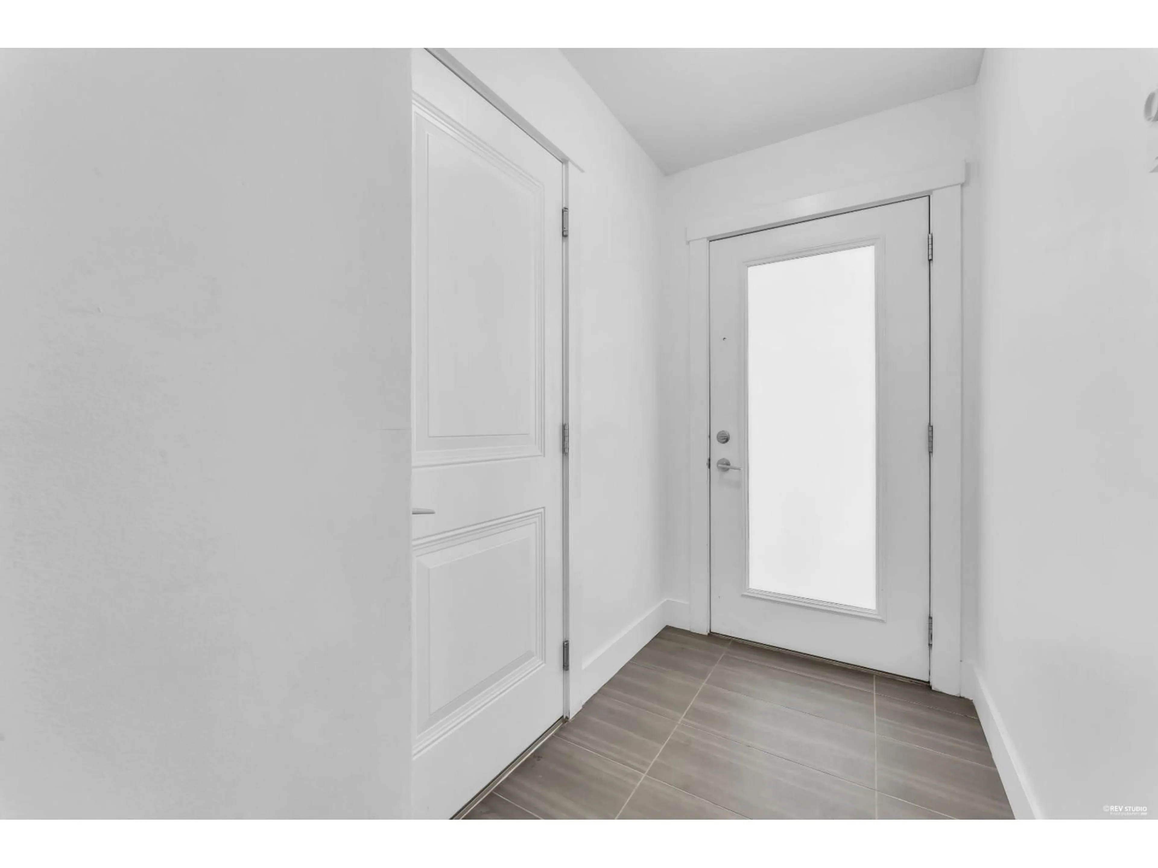 Indoor entryway for 11 - 9989 BARNSTON DRIVE EAST, Surrey British Columbia V4N6N3