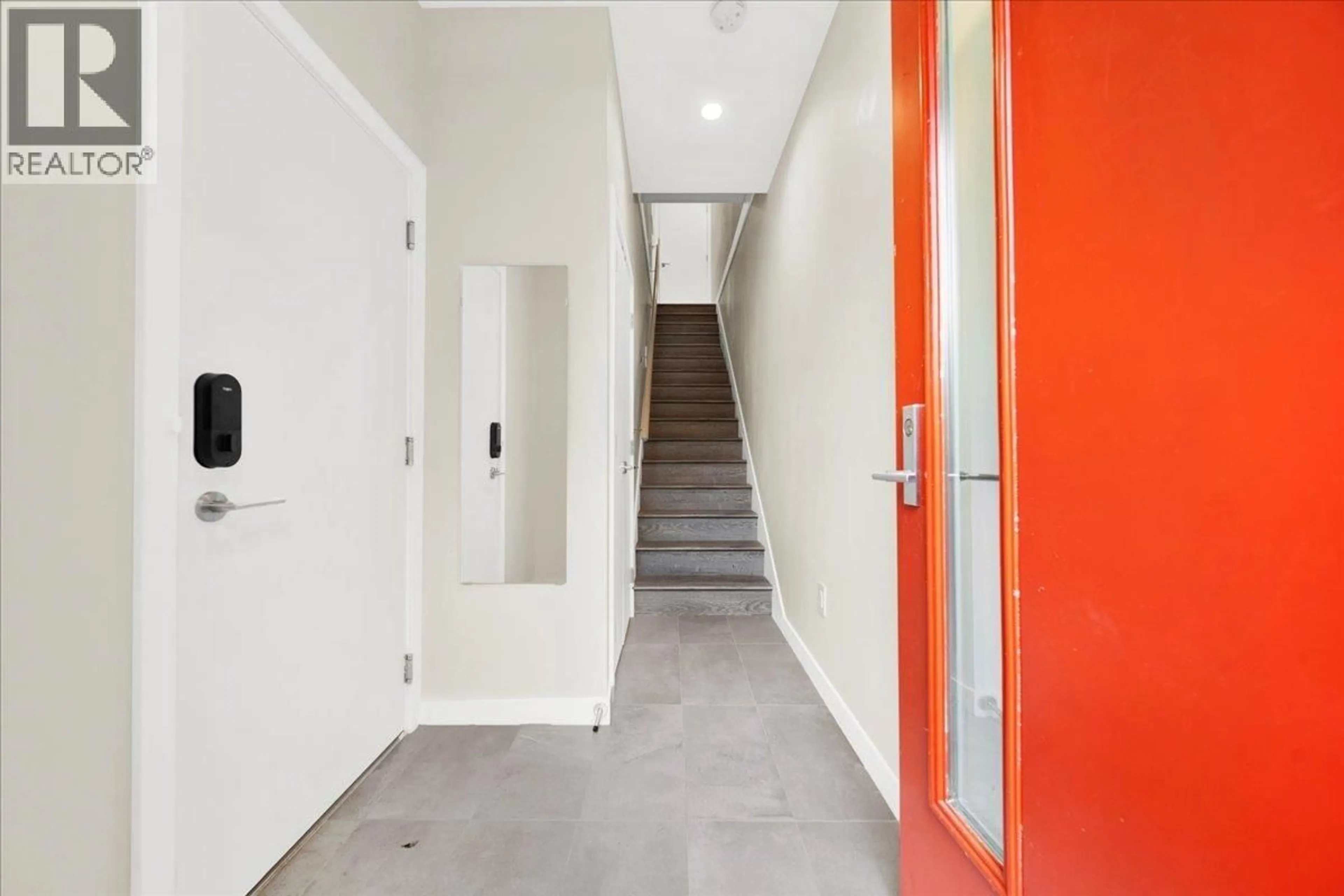 Indoor foyer for 105 - 4662 HEMLOCK WAY, Tsawwassen British Columbia V4M0G1