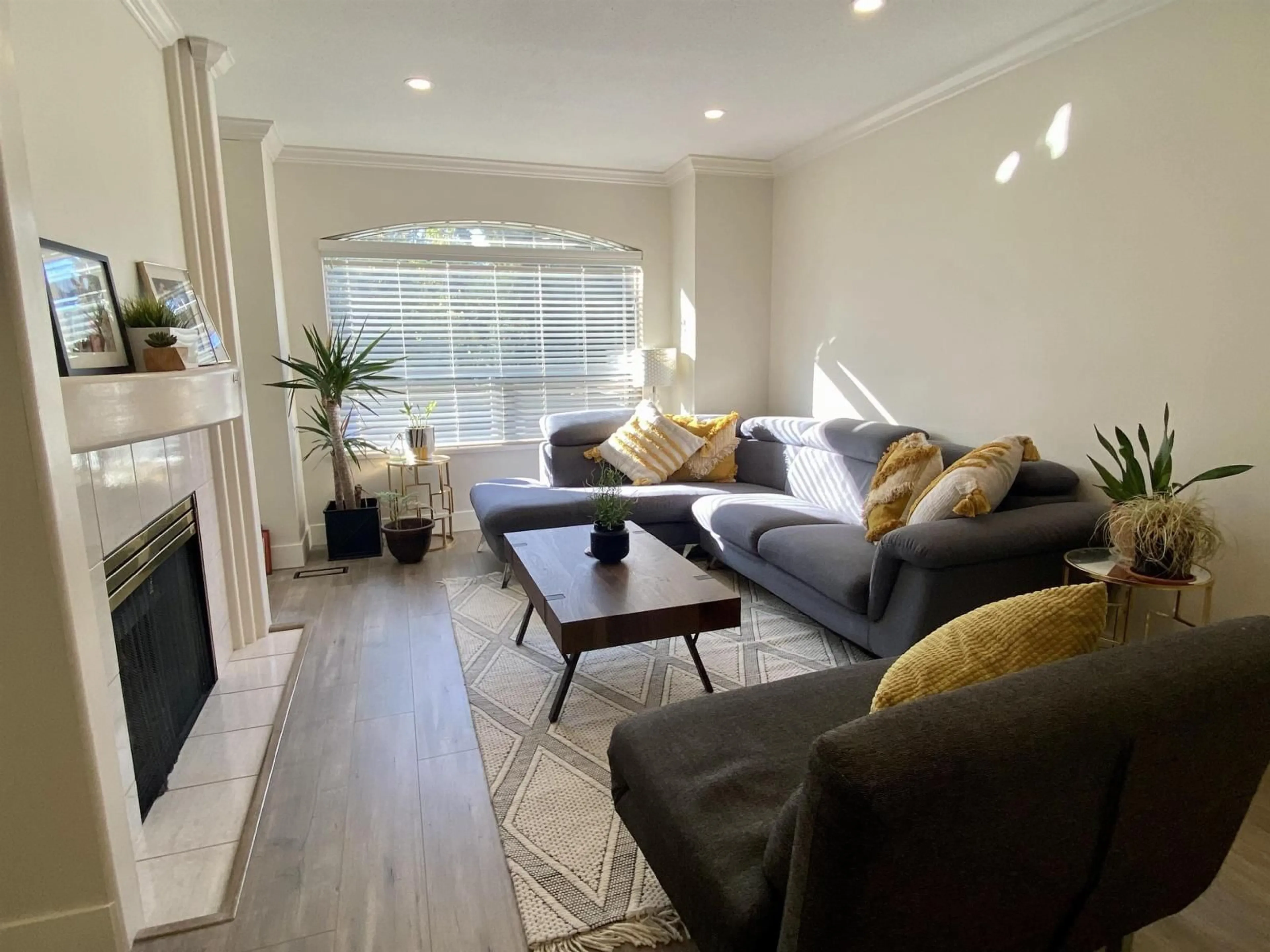 Living room with furniture, unknown for 17 - 7140 132 STREET, Surrey British Columbia V3W1H1