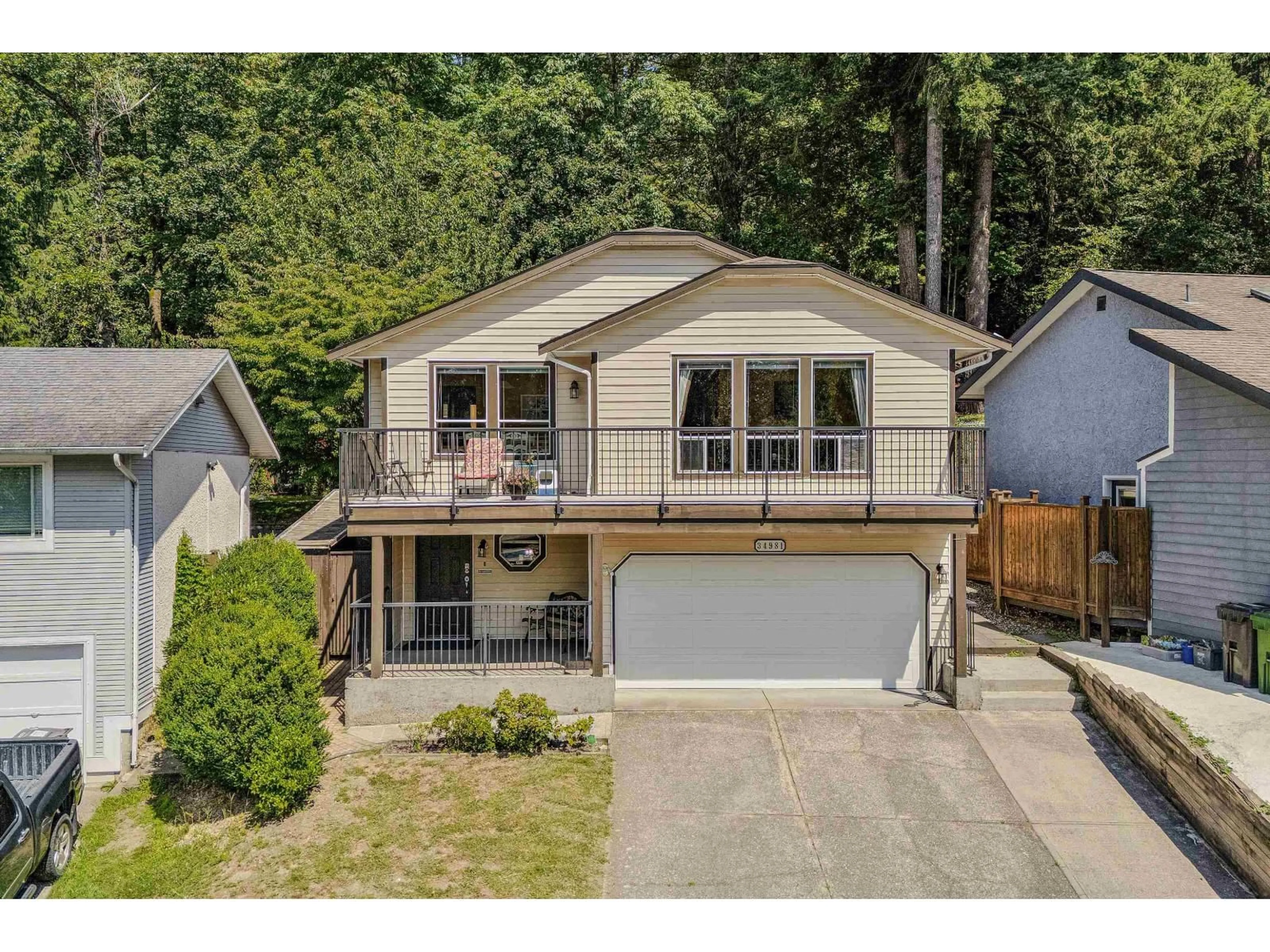 Home with vinyl exterior material, street for 34981 BERNINA COURT, Abbotsford British Columbia V3G1C2