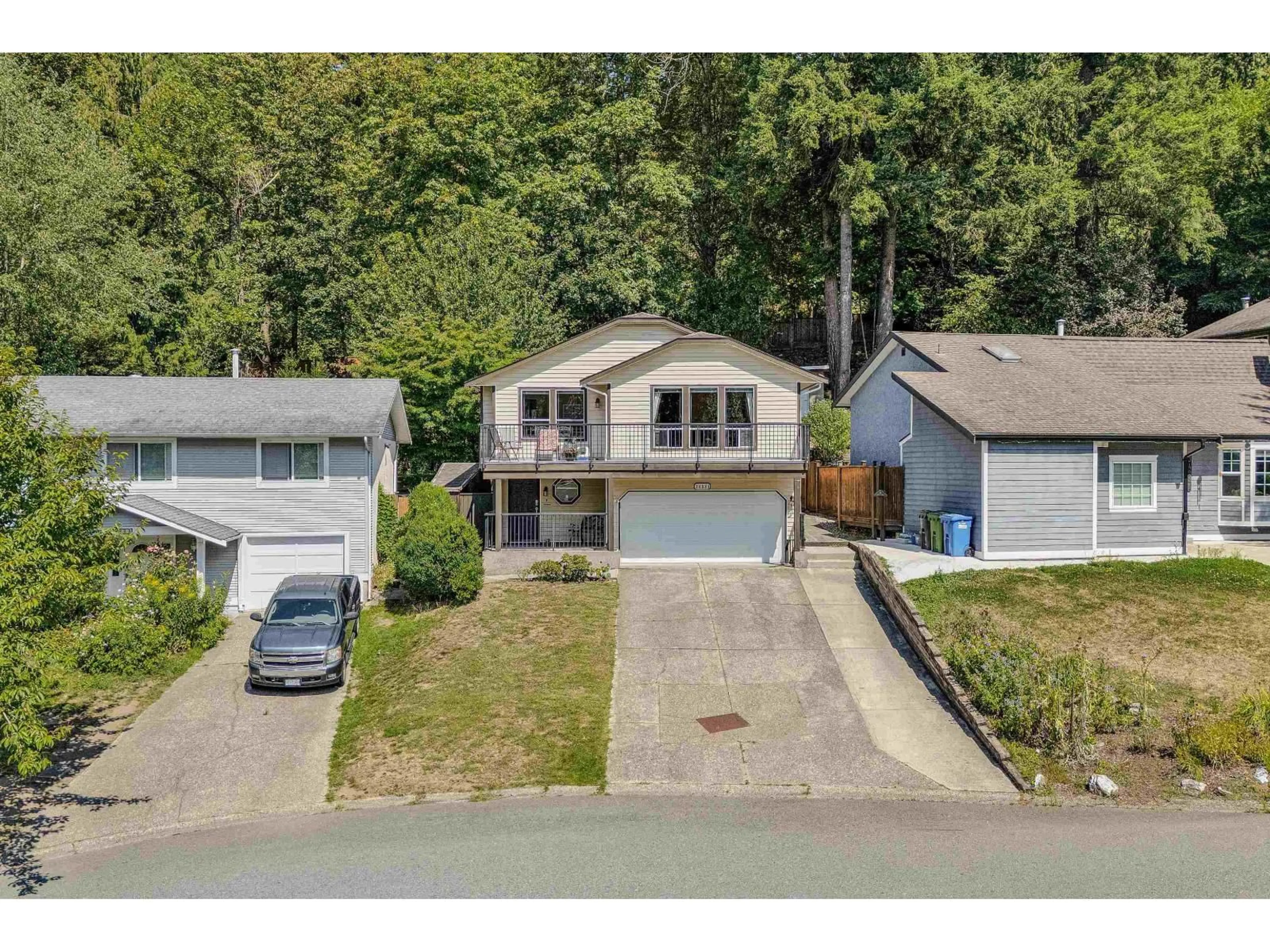 A pic from outside/outdoor area/front of a property/back of a property/a pic from drone, street for 34981 BERNINA COURT, Abbotsford British Columbia V3G1C2