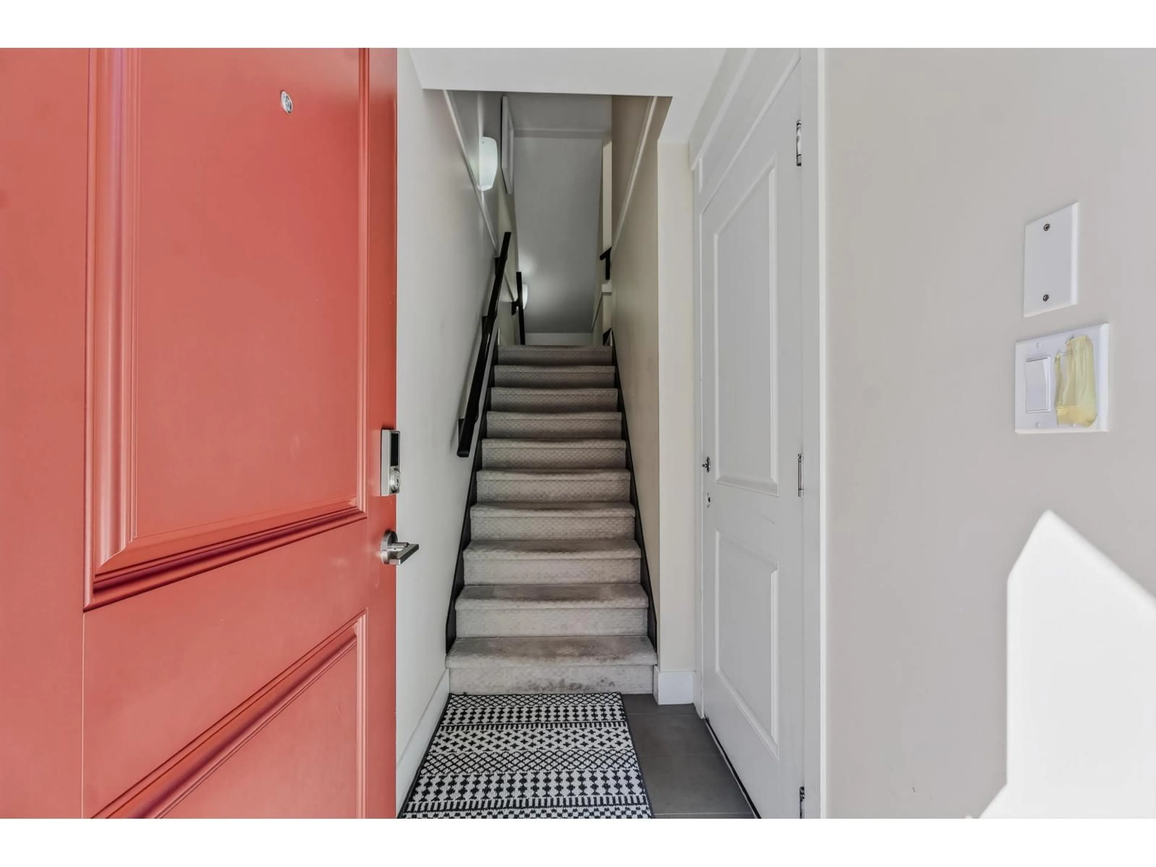 Indoor foyer for 31 - 6971 122 STREET, Surrey British Columbia V3W1B6