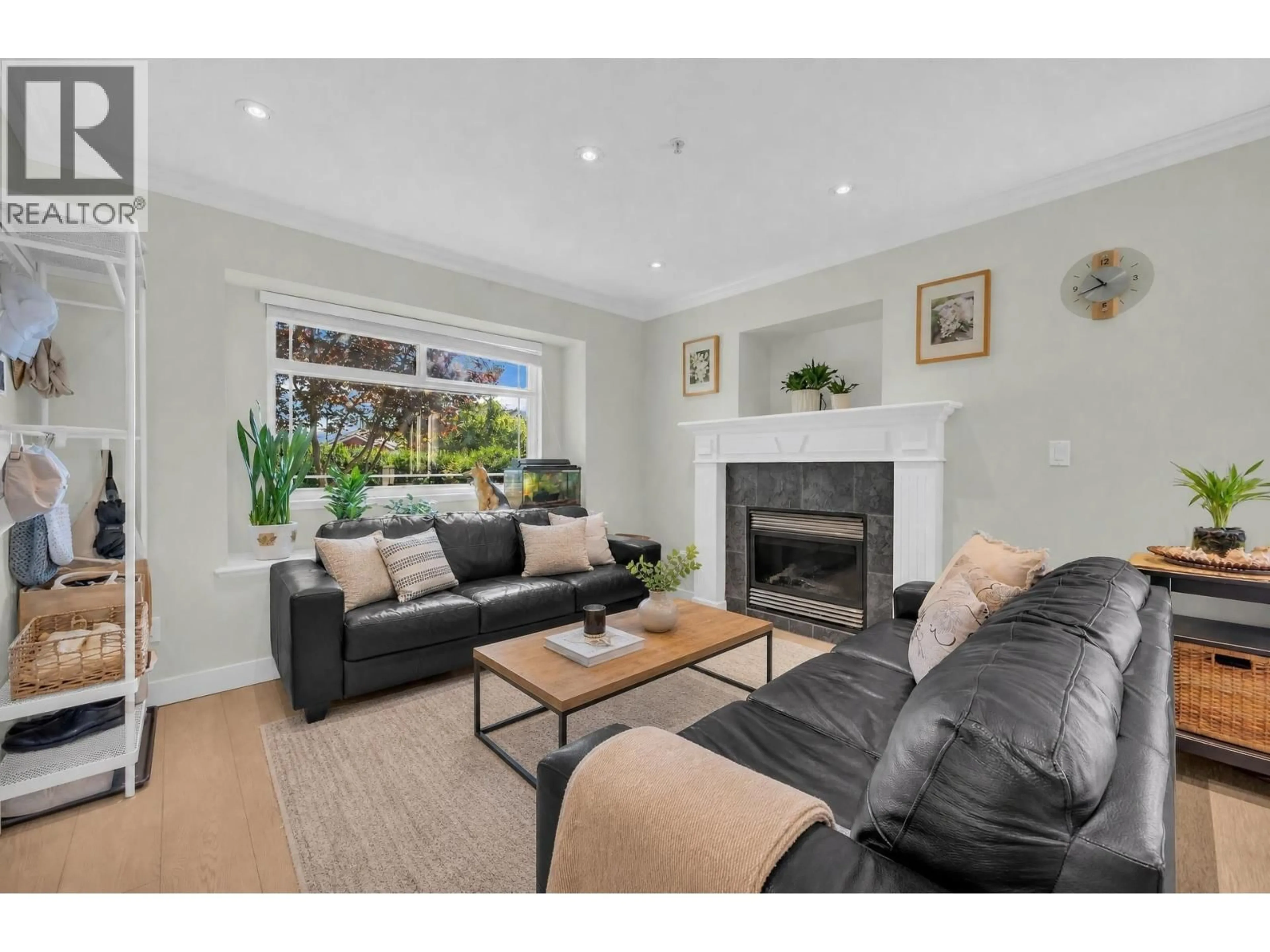 Living room with furniture, wood/laminate floor for 6925 MAIN STREET, Vancouver British Columbia V5X3H6