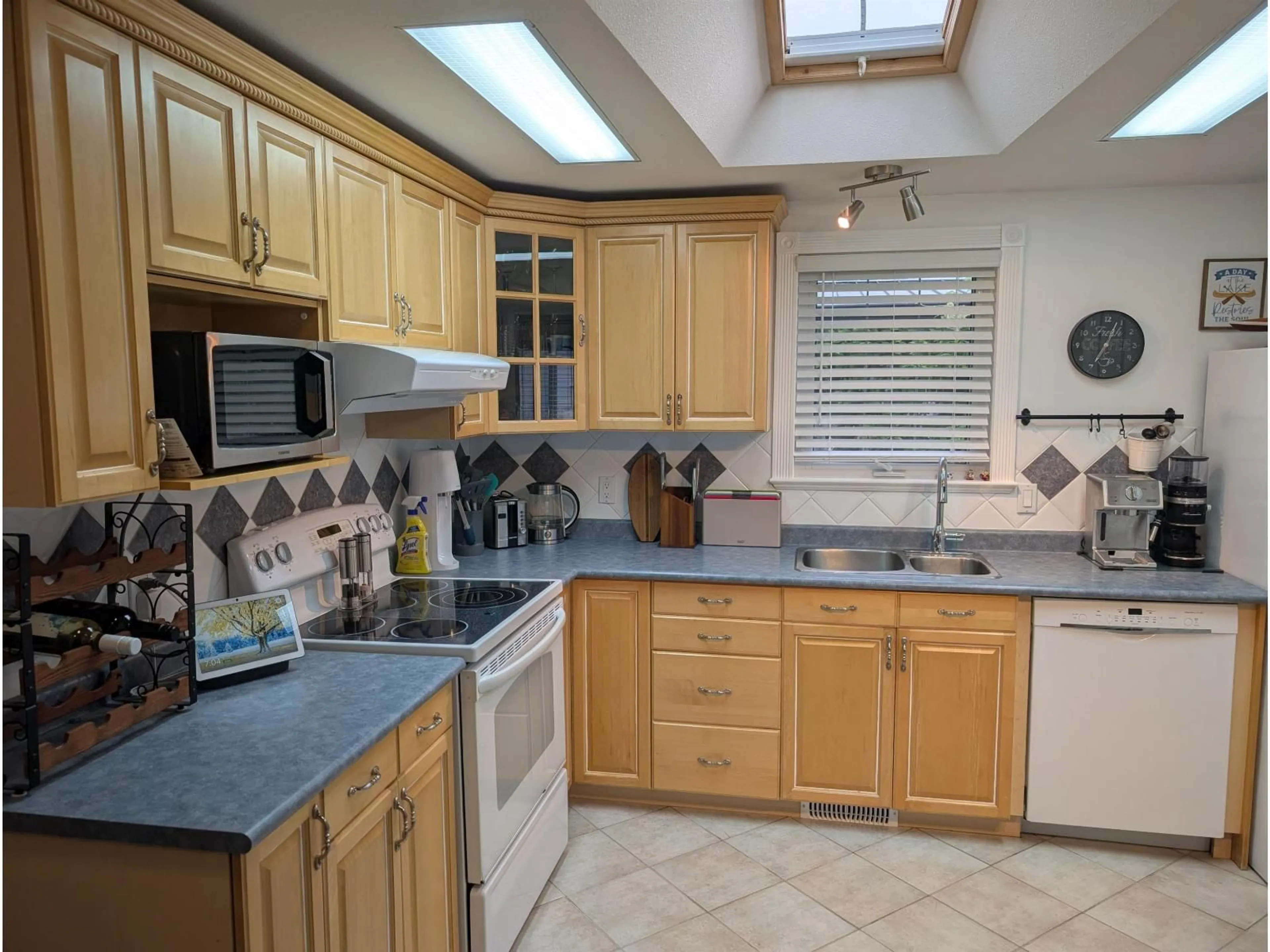 Standard kitchen, ceramic/tile floor for 7 - 2303 CRANLEY DRIVE, Surrey British Columbia V4A8W9